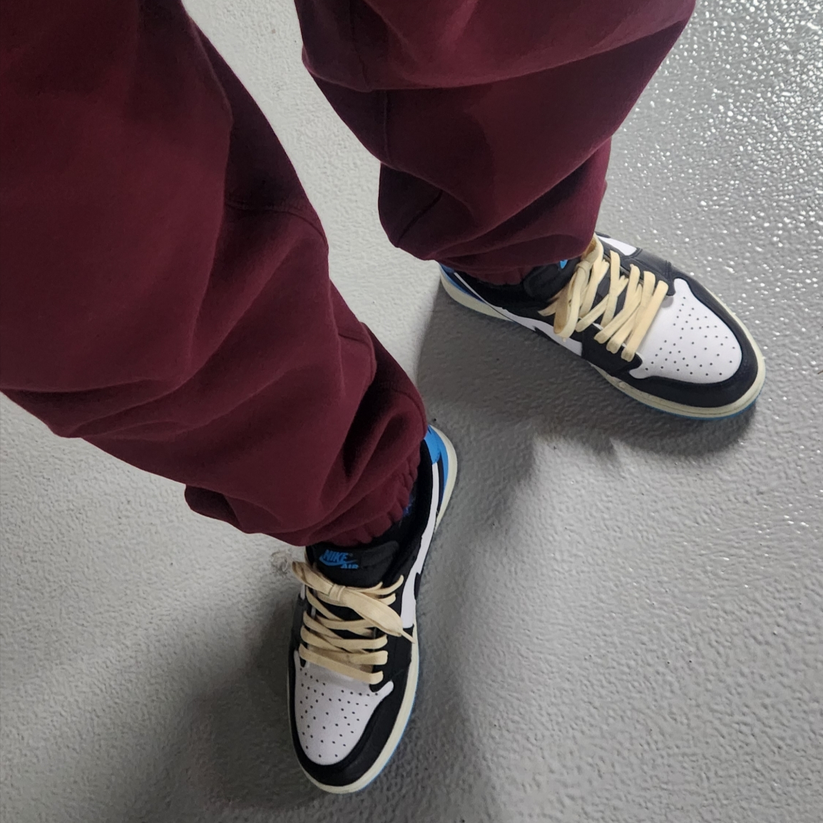 Jordan 1 Retro Low OG Black and Dark Powder Blue 착용 스타일 - 1
