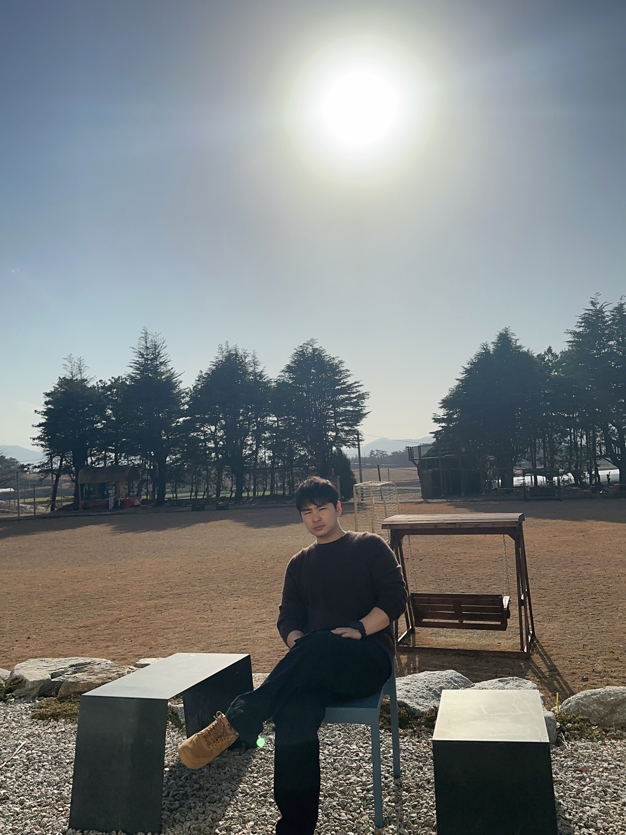 스톤 아일랜드 43728 심리스 터널 나일론 다운-TC 자켓 블랙 - 23FW, 나이키 에어포스 1 '07 로우 트리플 블랙 착용 스타일 - 4