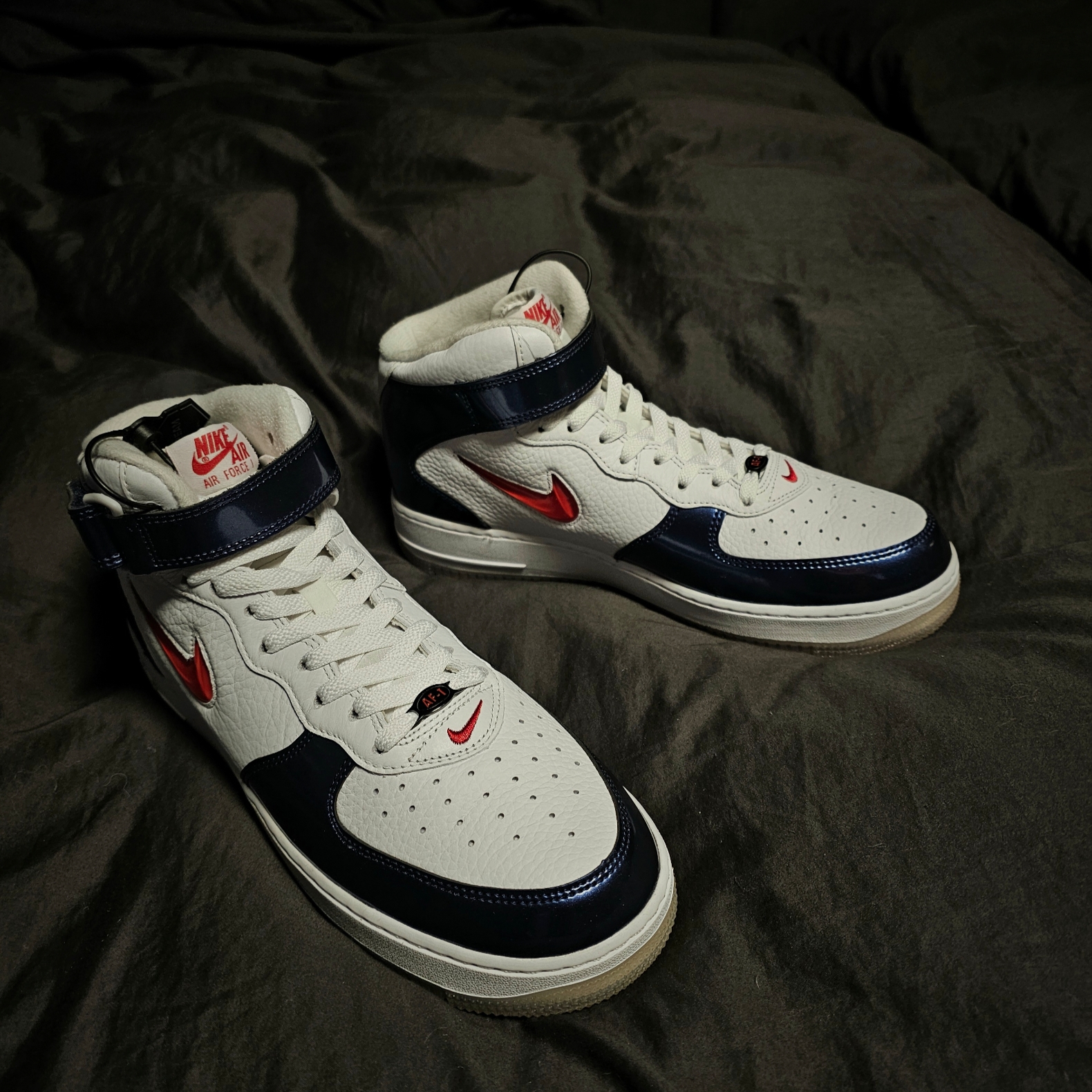 Nike Air Force 1 Mid QS University Red and Midnight Navy 착용 스타일 - 3