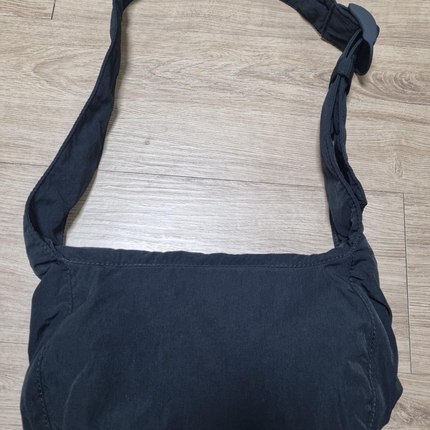 COS Nylon Crossbody Saddle Bag Black 착용 스타일