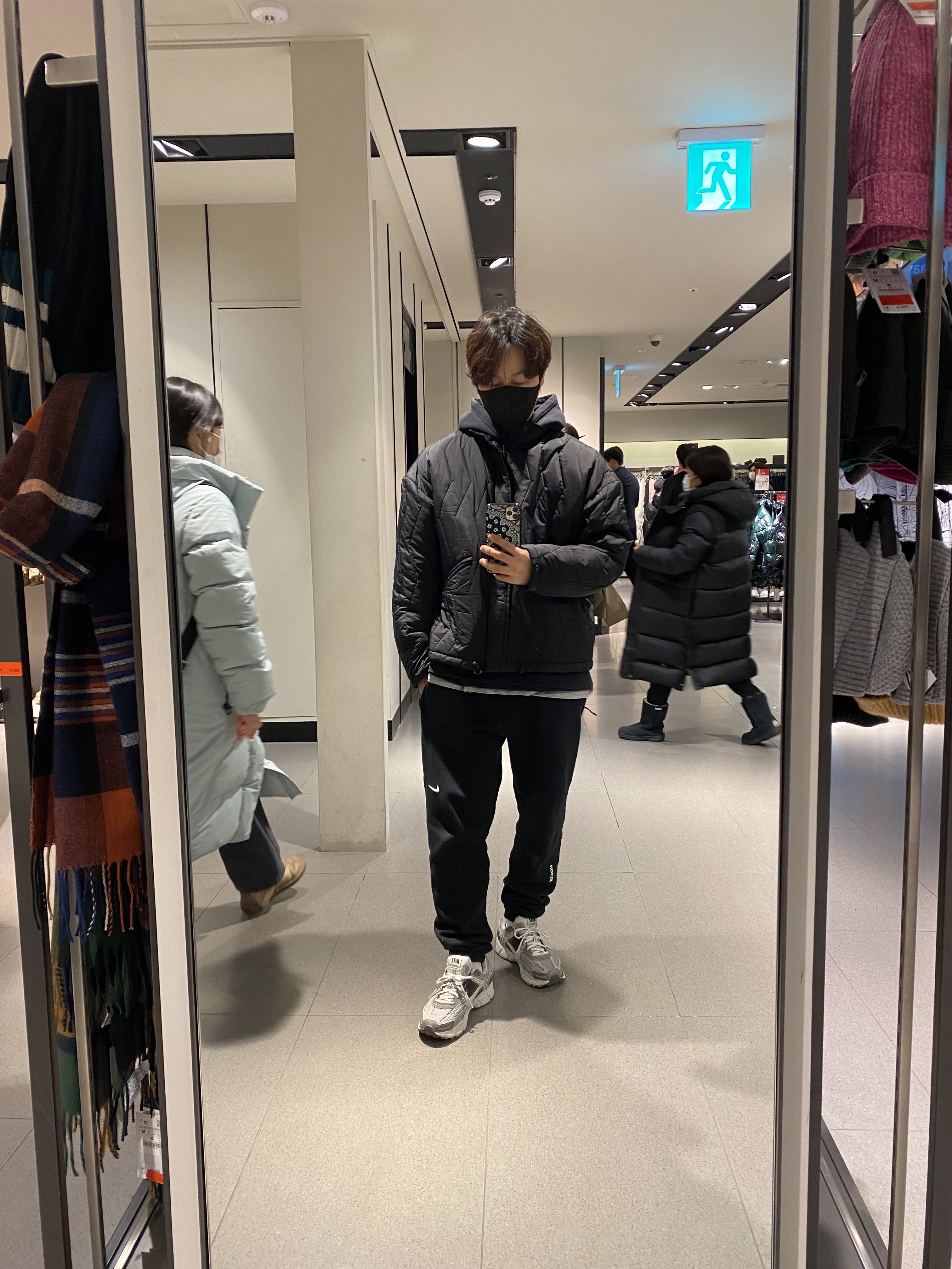 (W) Nike Zoom Vomero 5 Cobblestone and Flat Pewter, Nike x Drake Nocta NRG Essential Fleece Pants Black - Asia 착용 스타일