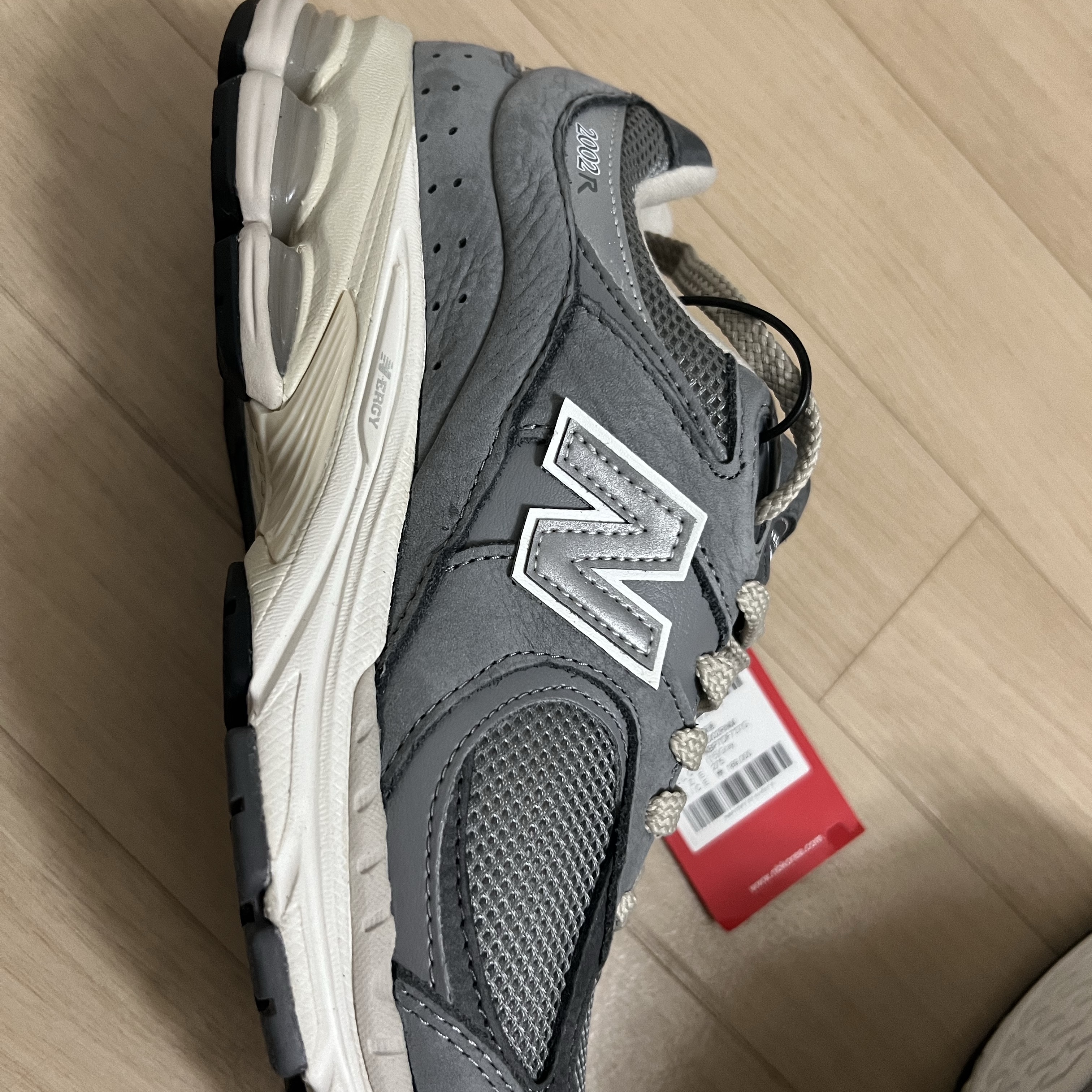 New Balance 2002R Premium Vintage Grey 착용 스타일 - 2