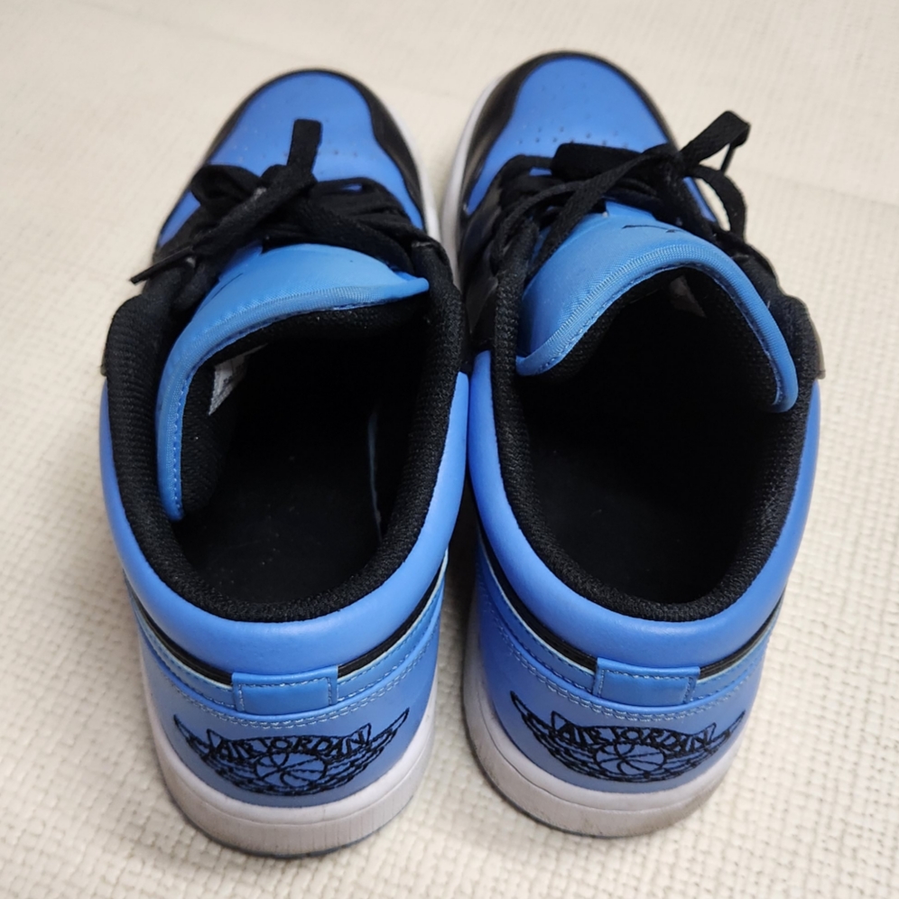 Jordan 1 Low Black University Blue 착용 스타일 - 3