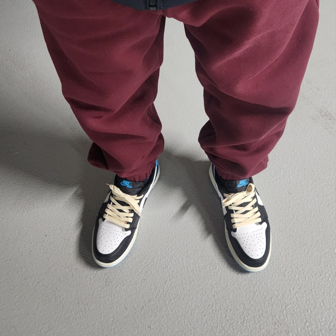 Jordan 1 Retro Low OG Black and Dark Powder Blue 착용 스타일 - 2