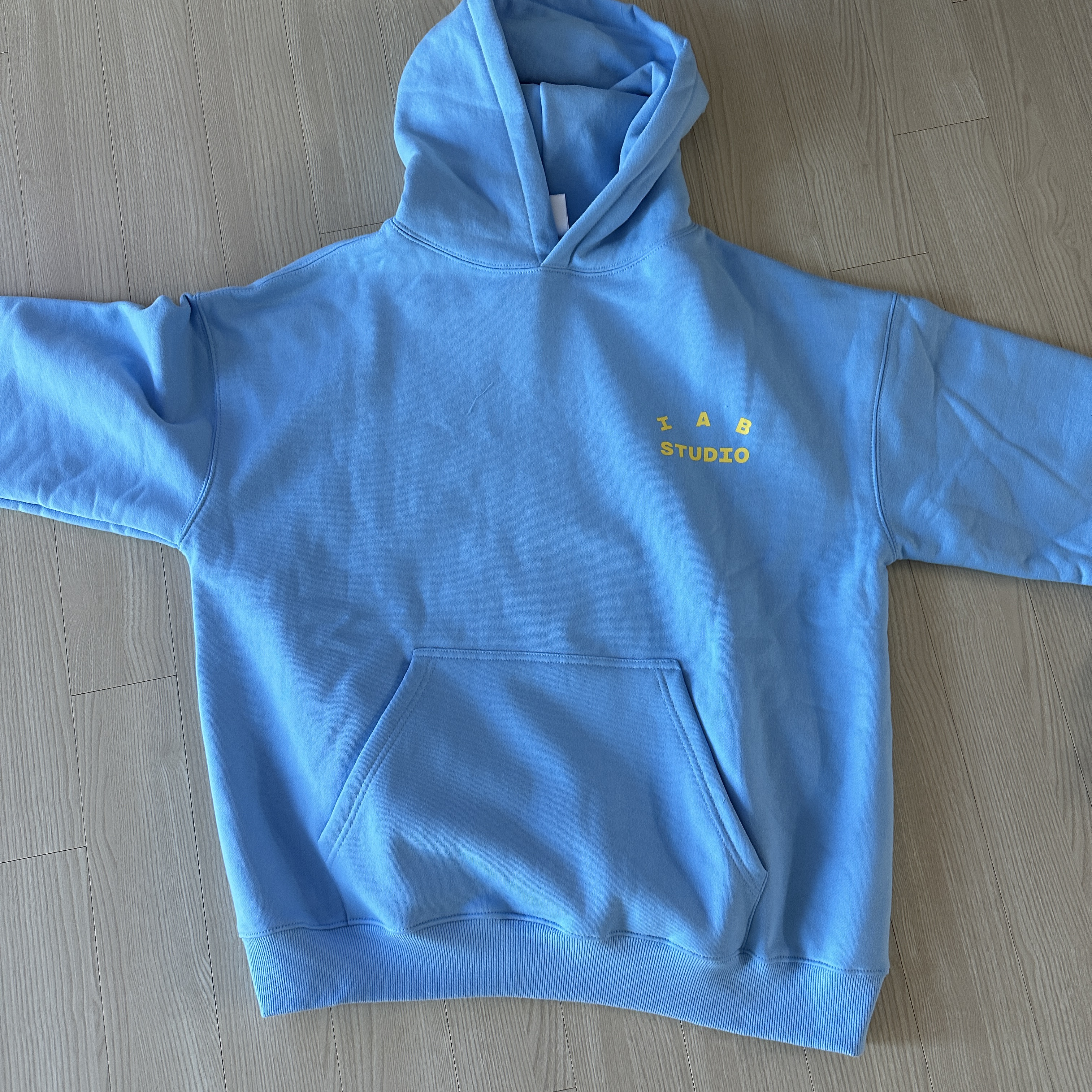 IAB Studio Hoodie Sky Blue Lemon 착용 스타일