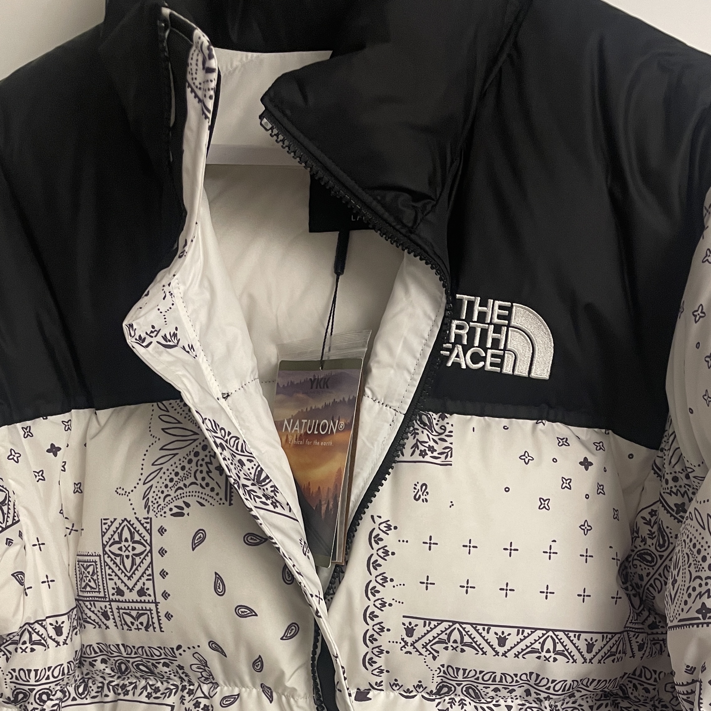 The North Face 1996 Novelty Nuptse Jacket Off White 착용 스타일 - 2