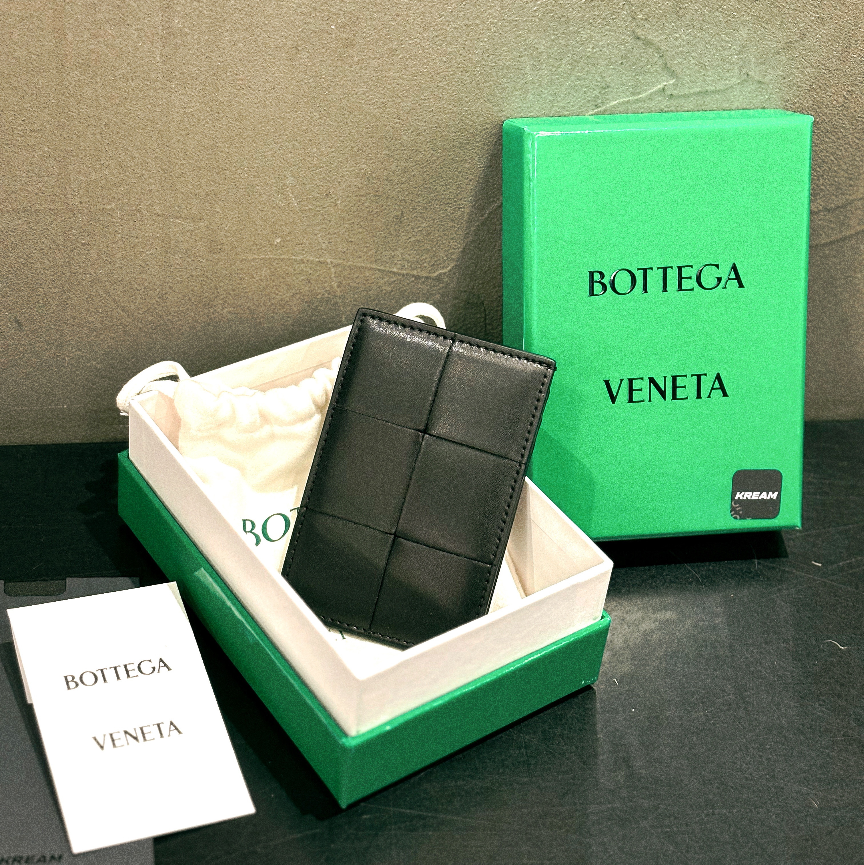 Bottega Veneta Credit Card Case Calfskin Black 착용 스타일 - 1