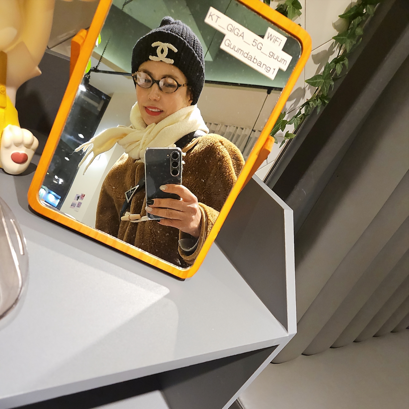 (W) Miu Miu Regard sunglasses Blue Lenses Honey Tortoiseshell Acetate Alternative fit, Adidas x Wales Bonner Pony Tonal Samba Core Black Cream White 착용 스타일 - 7