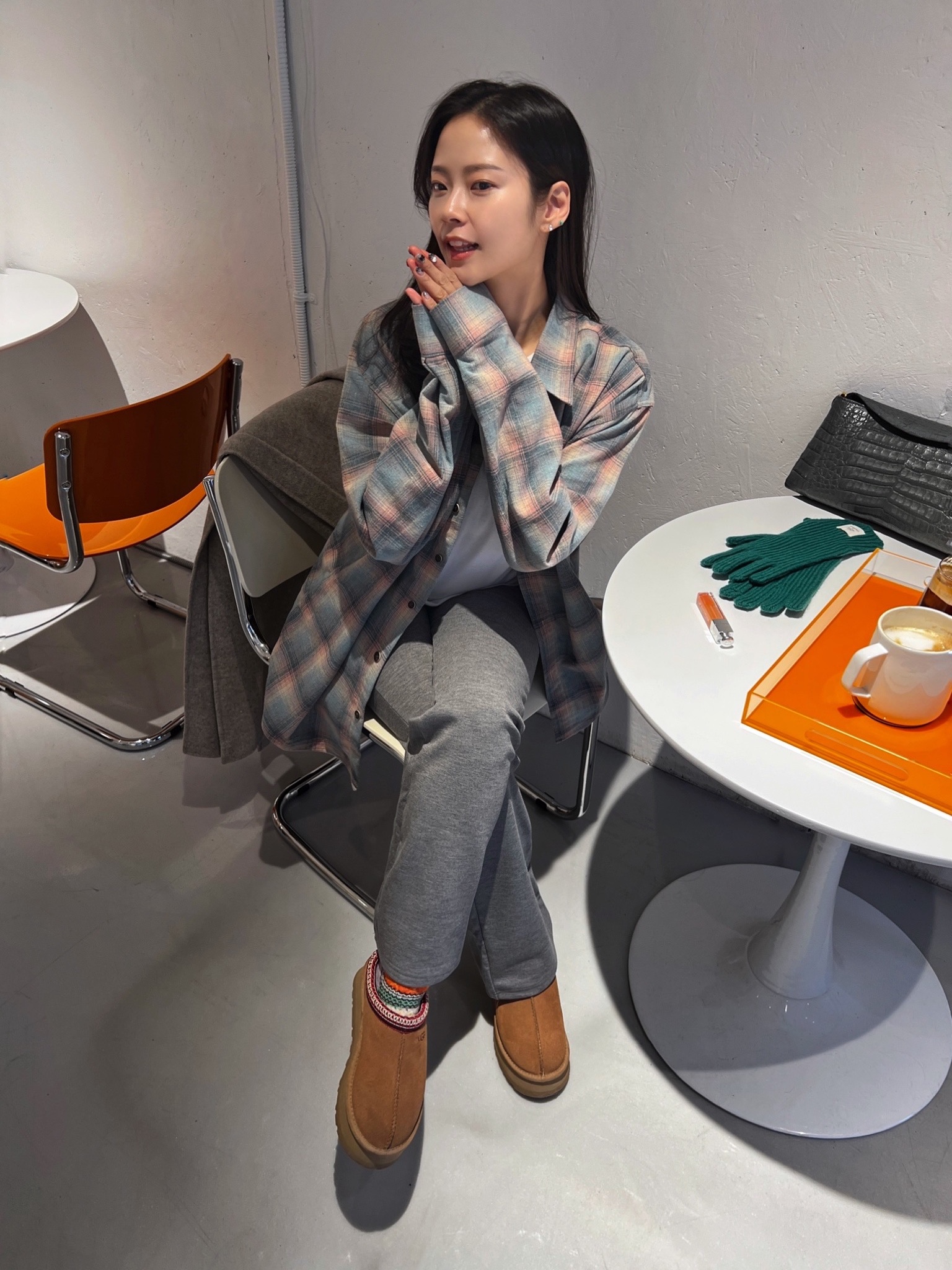(W) UGG Tazz Slipper Chestnut 착용 스타일 - 1