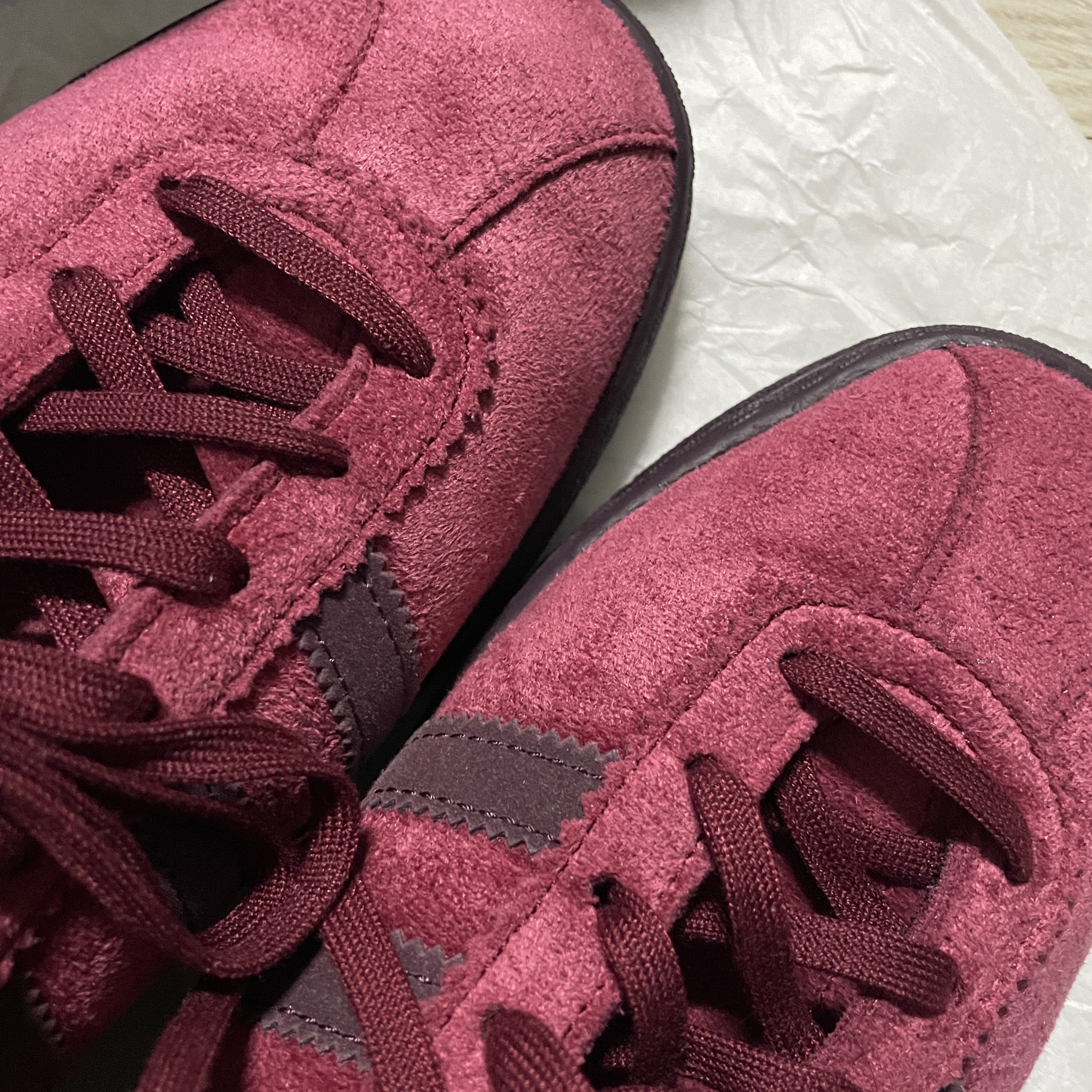 Adidas Tobacco Gruen Collegiate Burgundy 착용 스타일