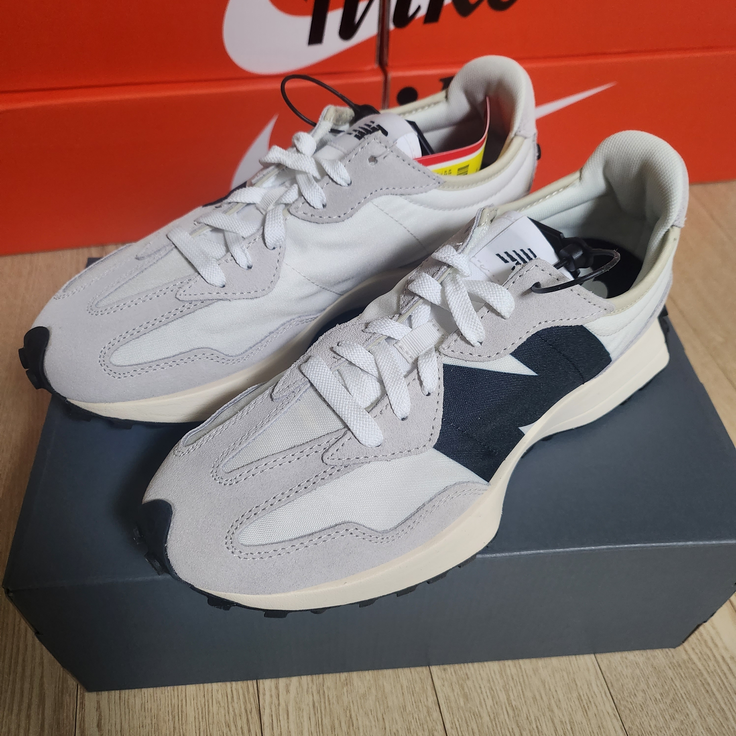 New Balance 327 White Black 착용 스타일 - 2