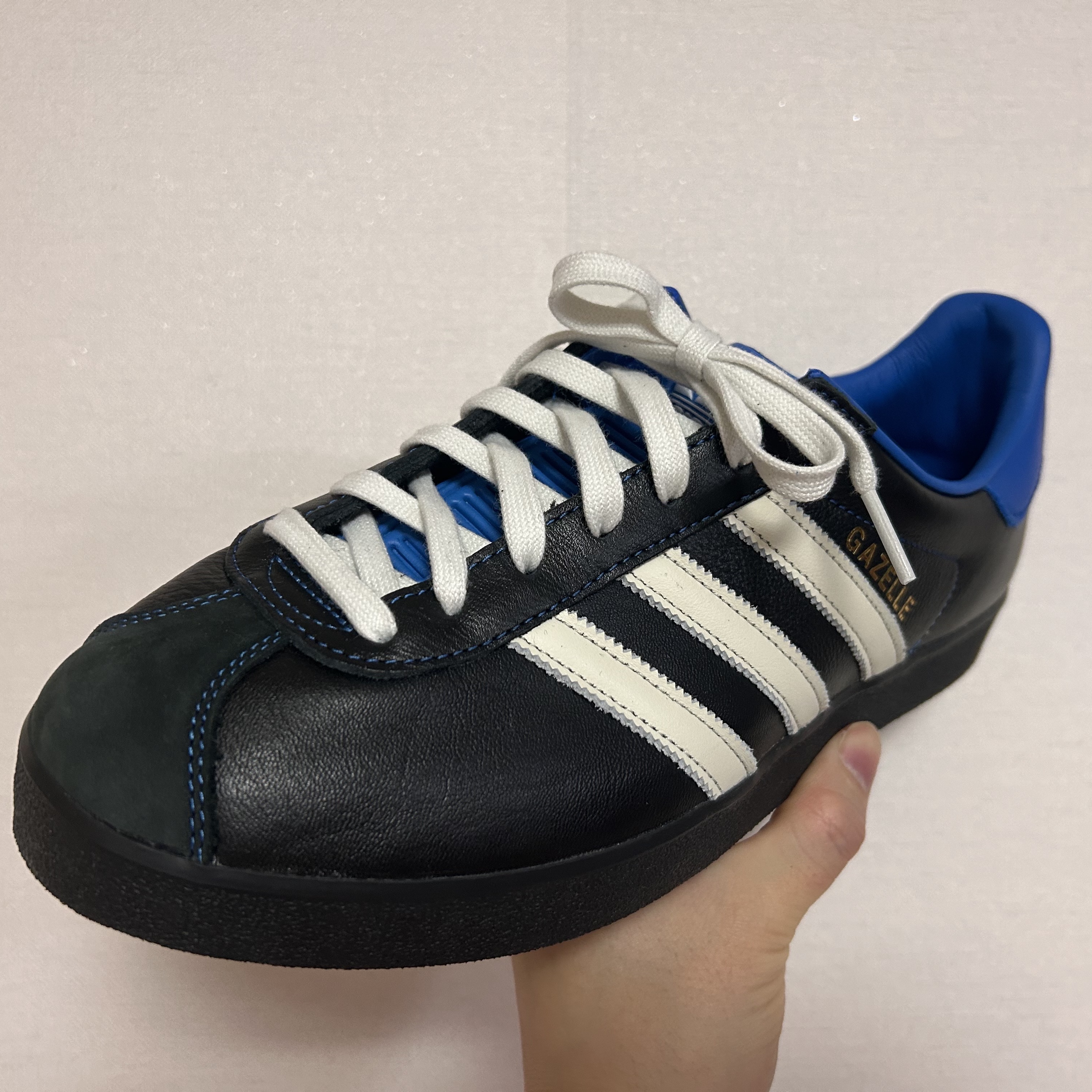 Adidas x Atmos Gazelle 85 Core Black Blue Bird 착용 스타일 - 6
