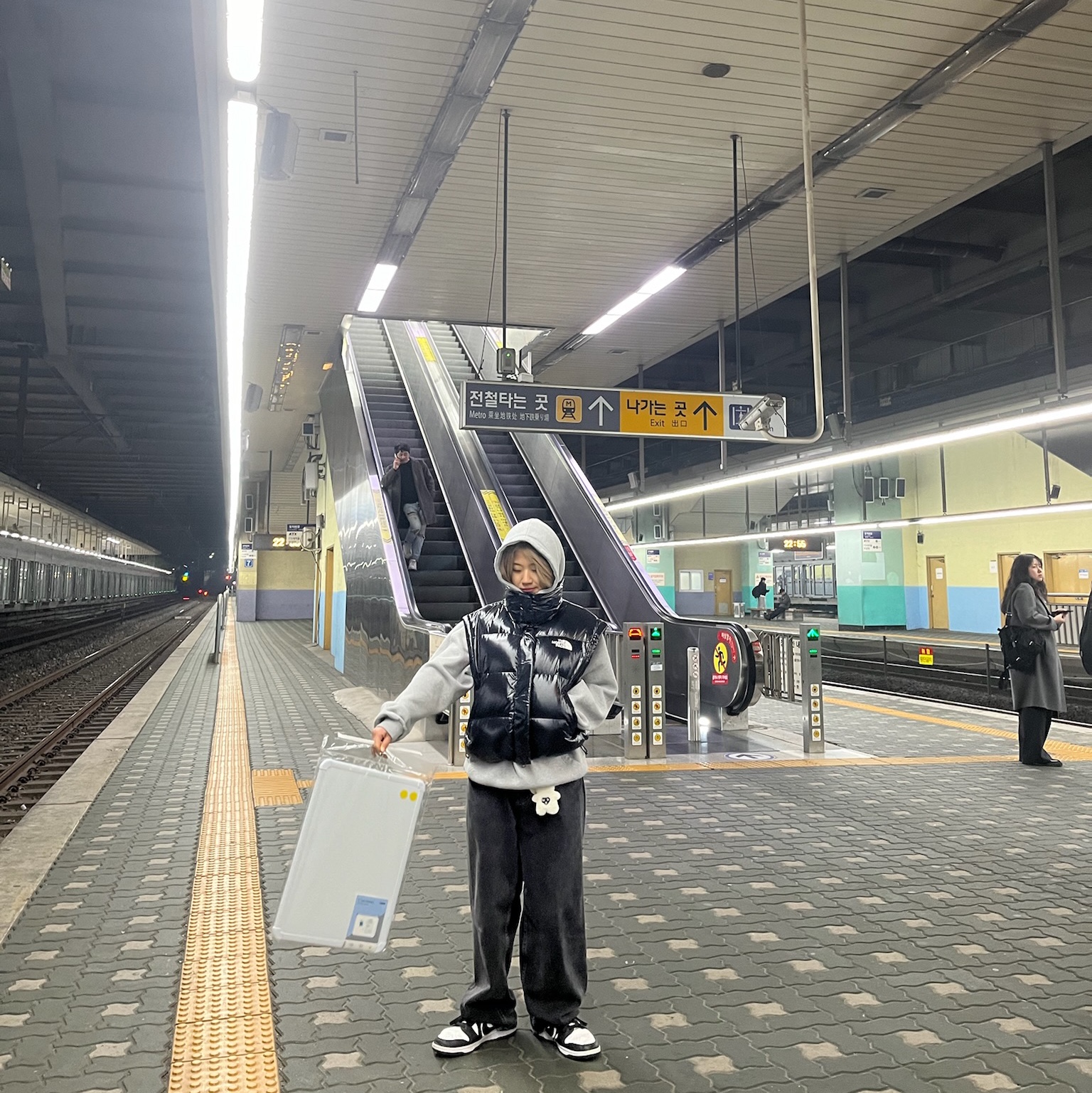 (W) The North Face Nuptse Short Jacket Black, [KREAM 단독] Monamhee Creami Keyring Cream 착용 스타일 - 2