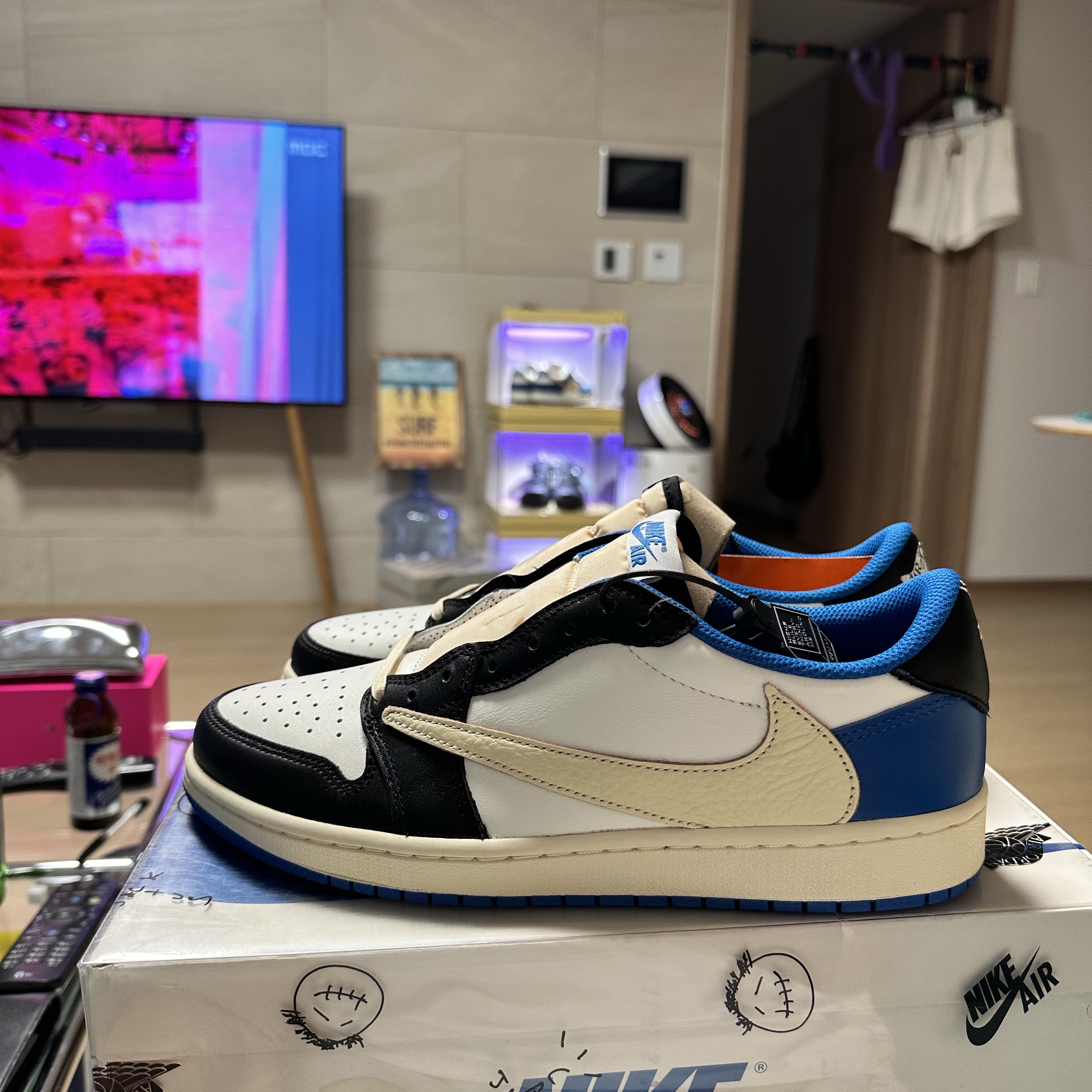 Jordan 1 x Travis Scott x Fragment Retro Low OG SP Military Blue, (W) Jordan 1 Retro High OG Lucky Green 착용 스타일 - 2