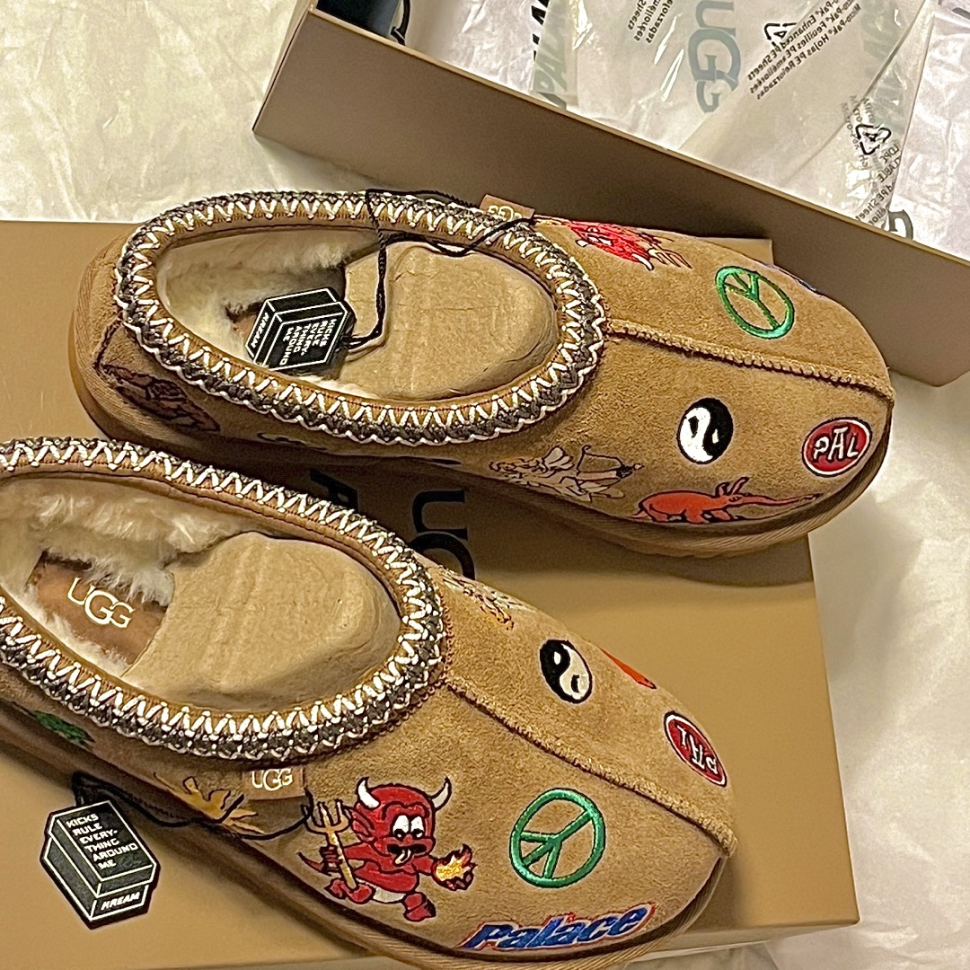 UGG x Palace Tasman Slipper Chestnut 착용 스타일 - 3