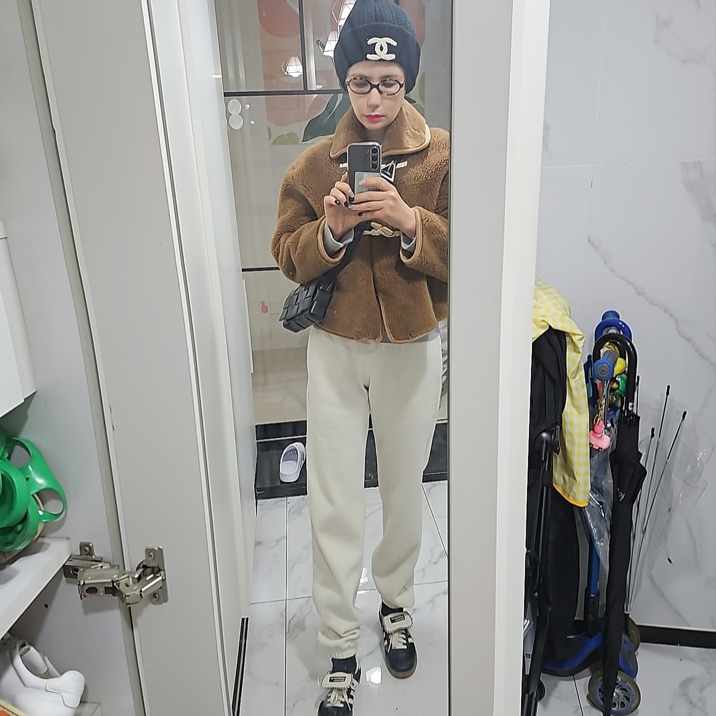(W) Miu Miu Regard sunglasses Blue Lenses Honey Tortoiseshell Acetate Alternative fit, Adidas x Wales Bonner Pony Tonal Samba Core Black Cream White 착용 스타일 - 2