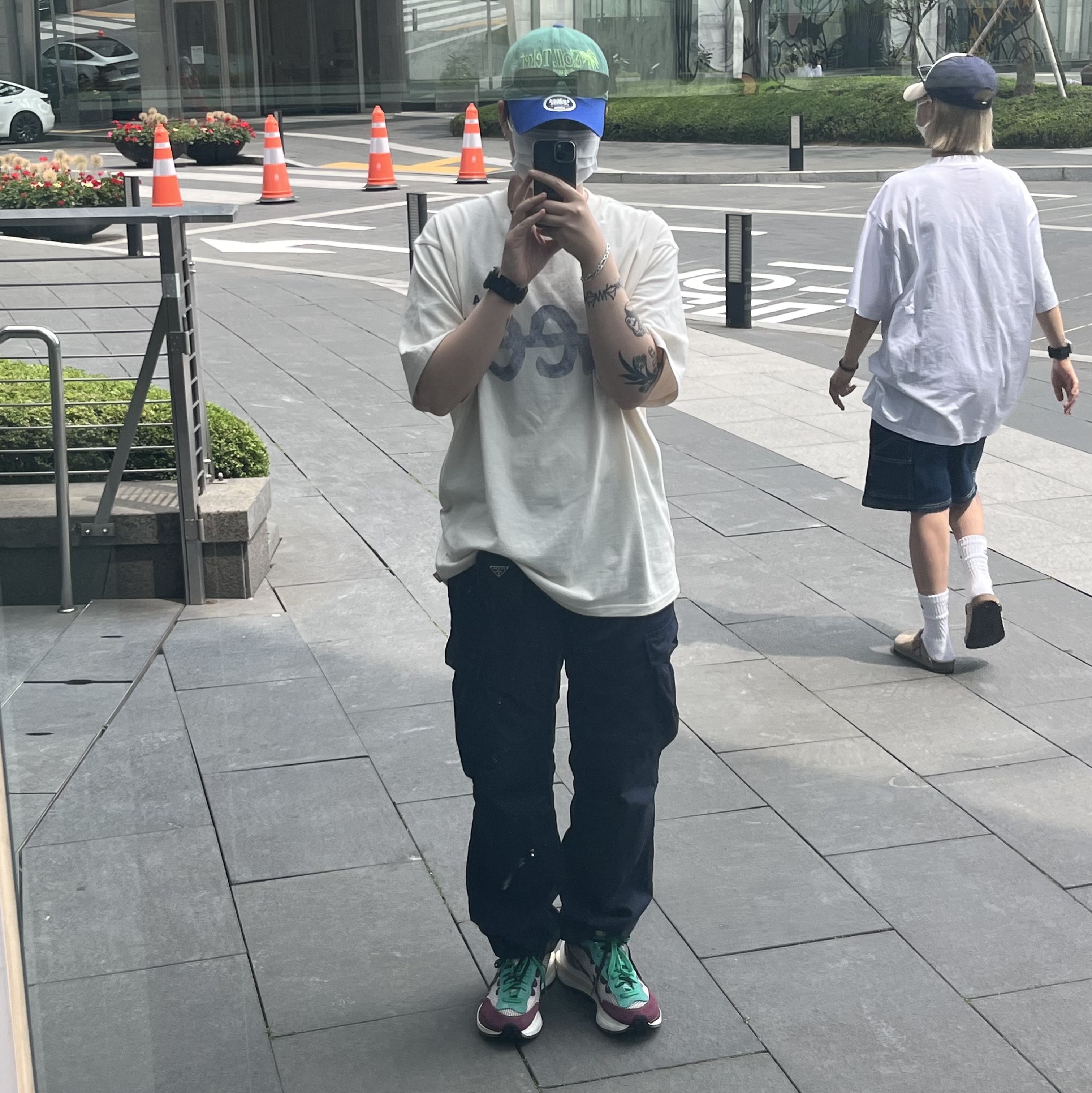 IAB Studio Black Glow T-Shirt, Nike x Sacai VaporWaffle String & Black Villain Red 착용 스타일 - 3