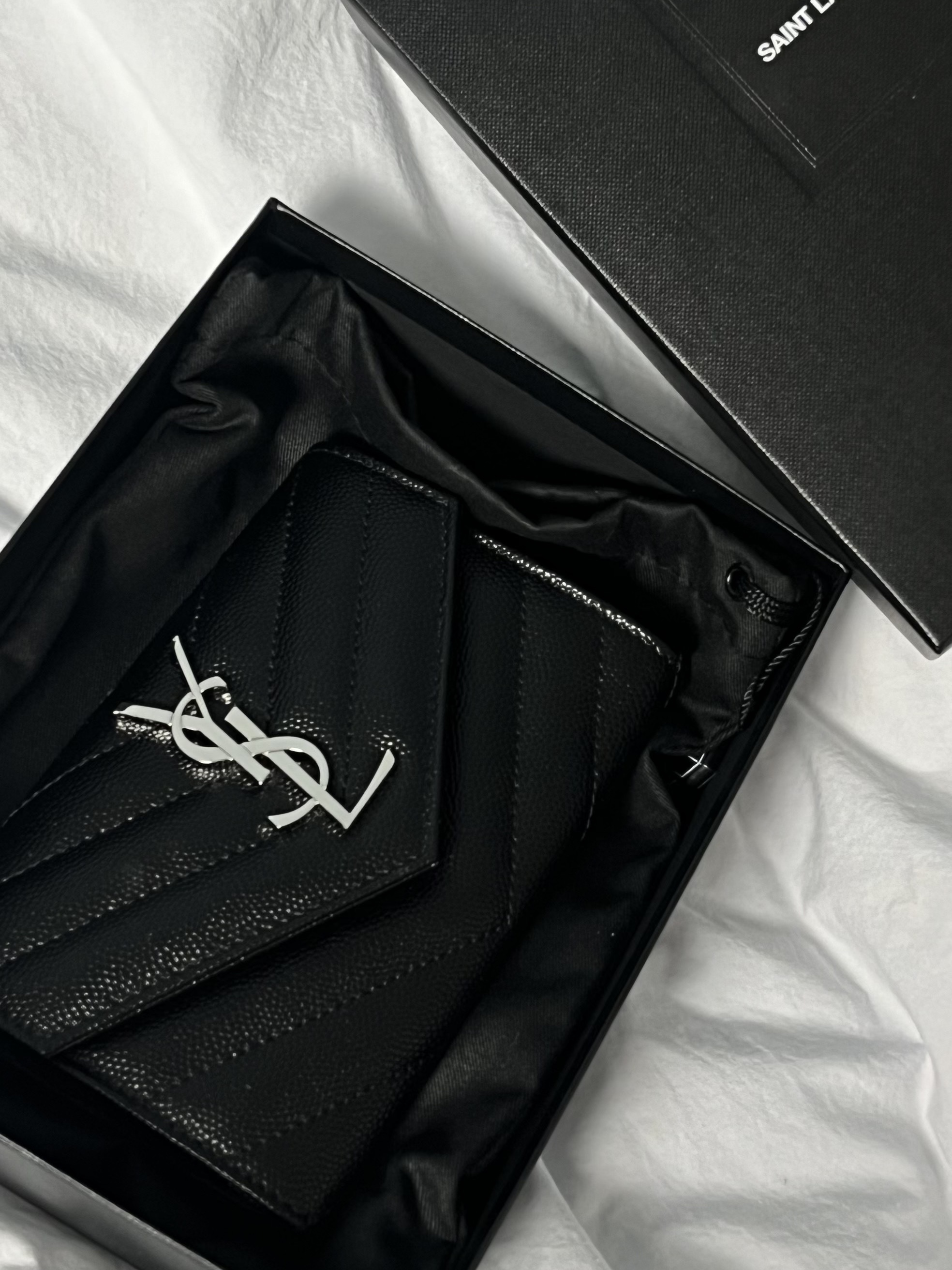 Saint Laurent Cassandre Matelasse Small Envelope Wallet in Grain de Poudre Embossed Leather Black Silver 착용 스타일 - 1