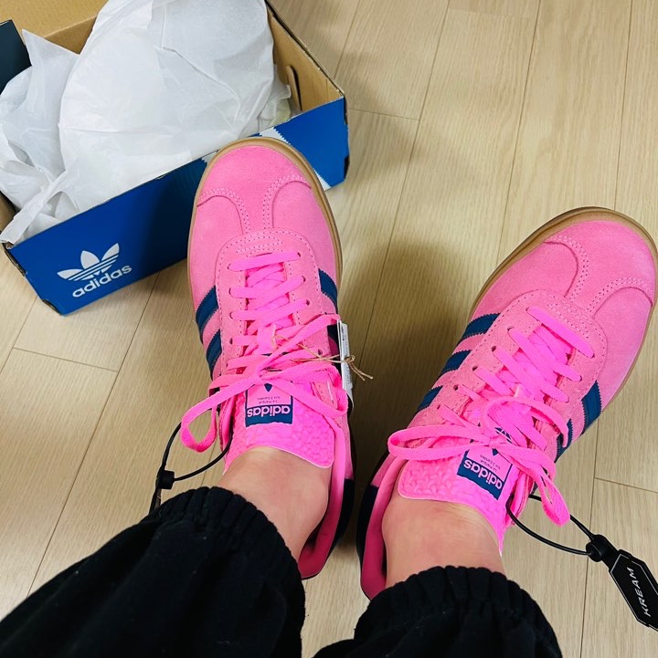 (W) Adidas Gazelle Bold Pink Glow Victory Blue 착용 스타일 - 1