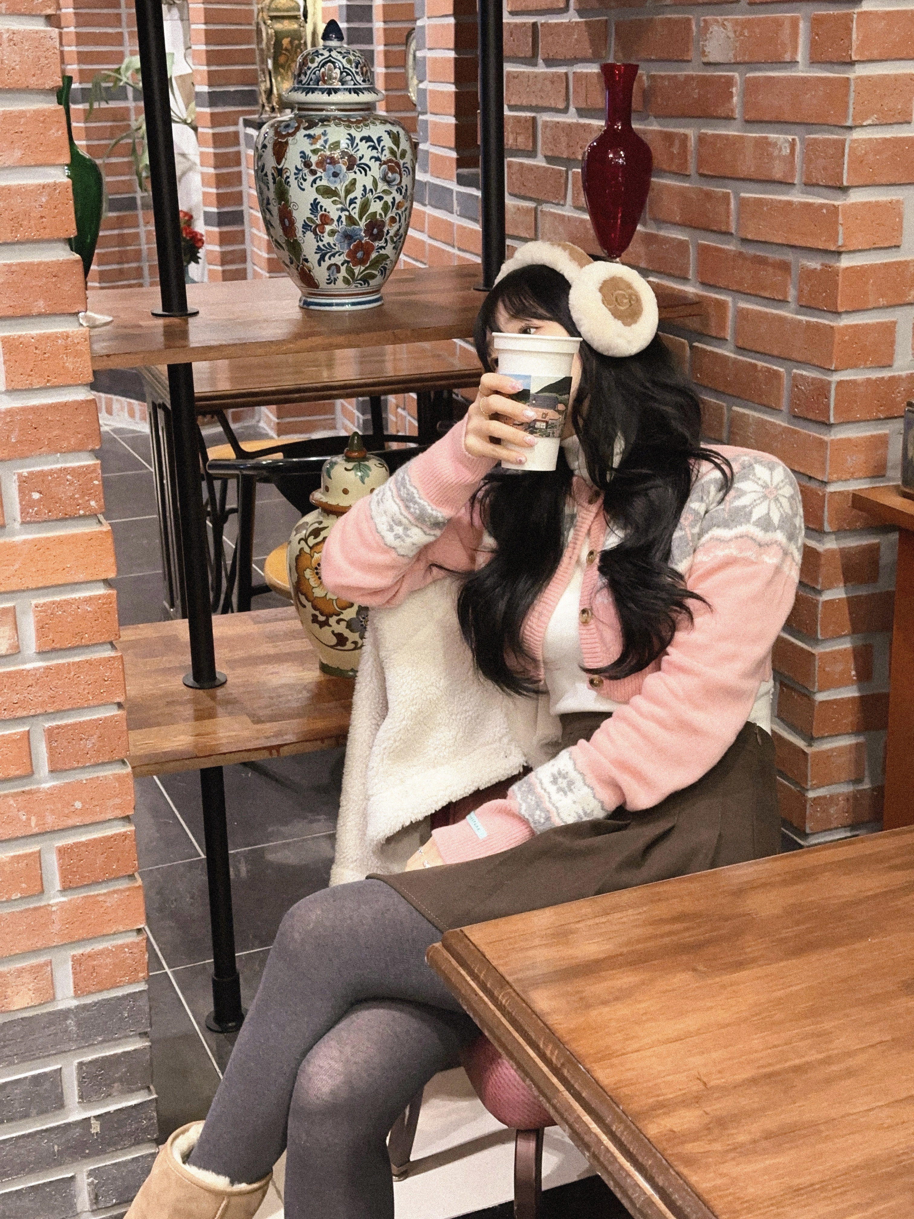 (W) UGG Embroidered Logo Earmuff Chestnut, (W) UGG Classic Short II Boots Chestnut 착용 스타일 - 2