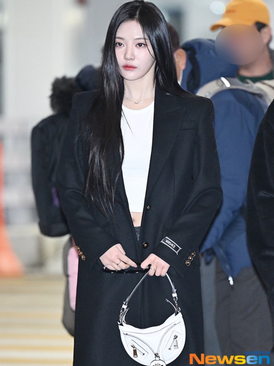 Versace Repeat Small Hobo Bag White 착용 스타일