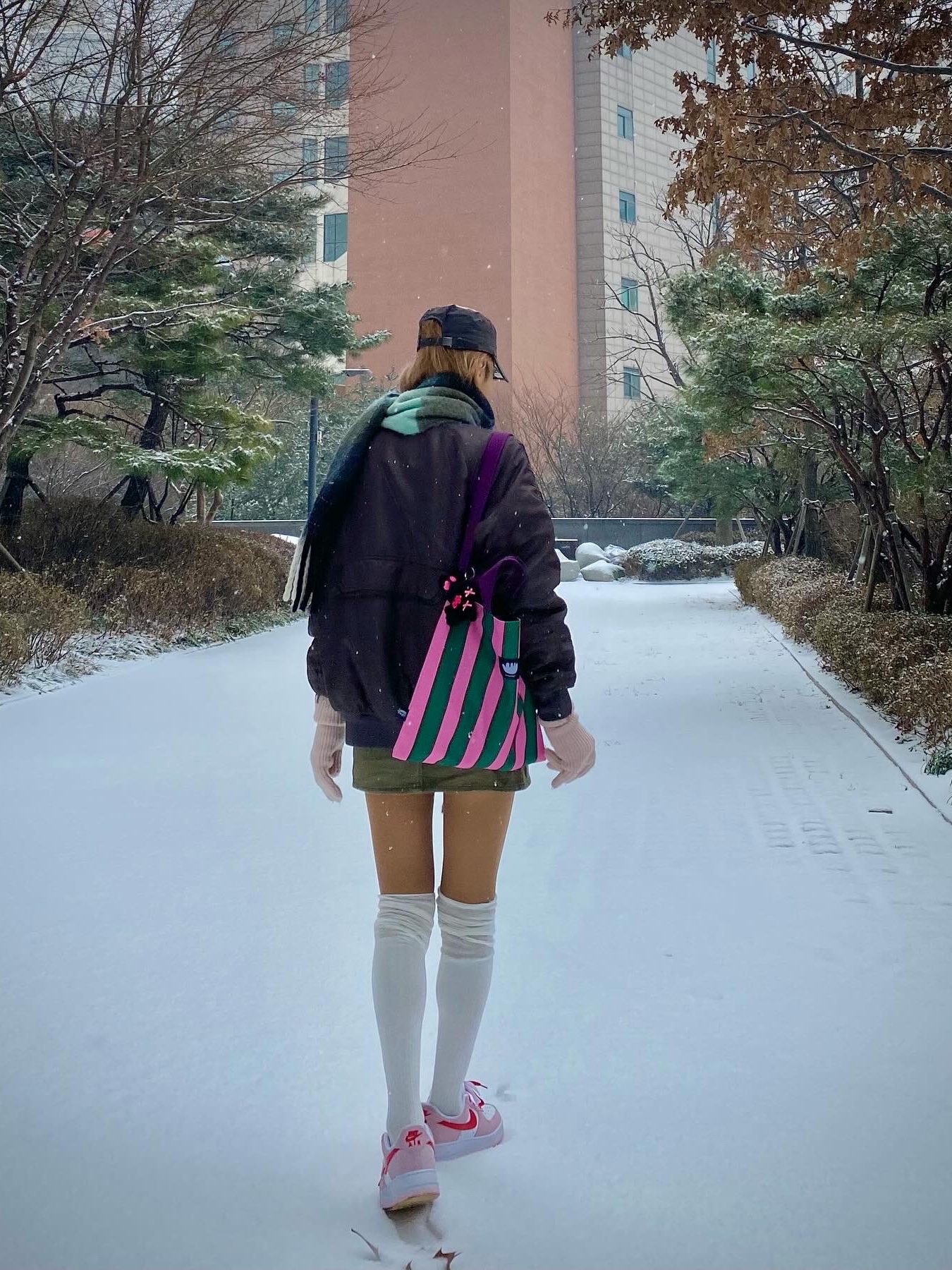 Nike Air Force 1 '07 QS Valentine's Day, Acne Studios Mohair Check Muffler Grey Green Black 착용 스타일 - 3