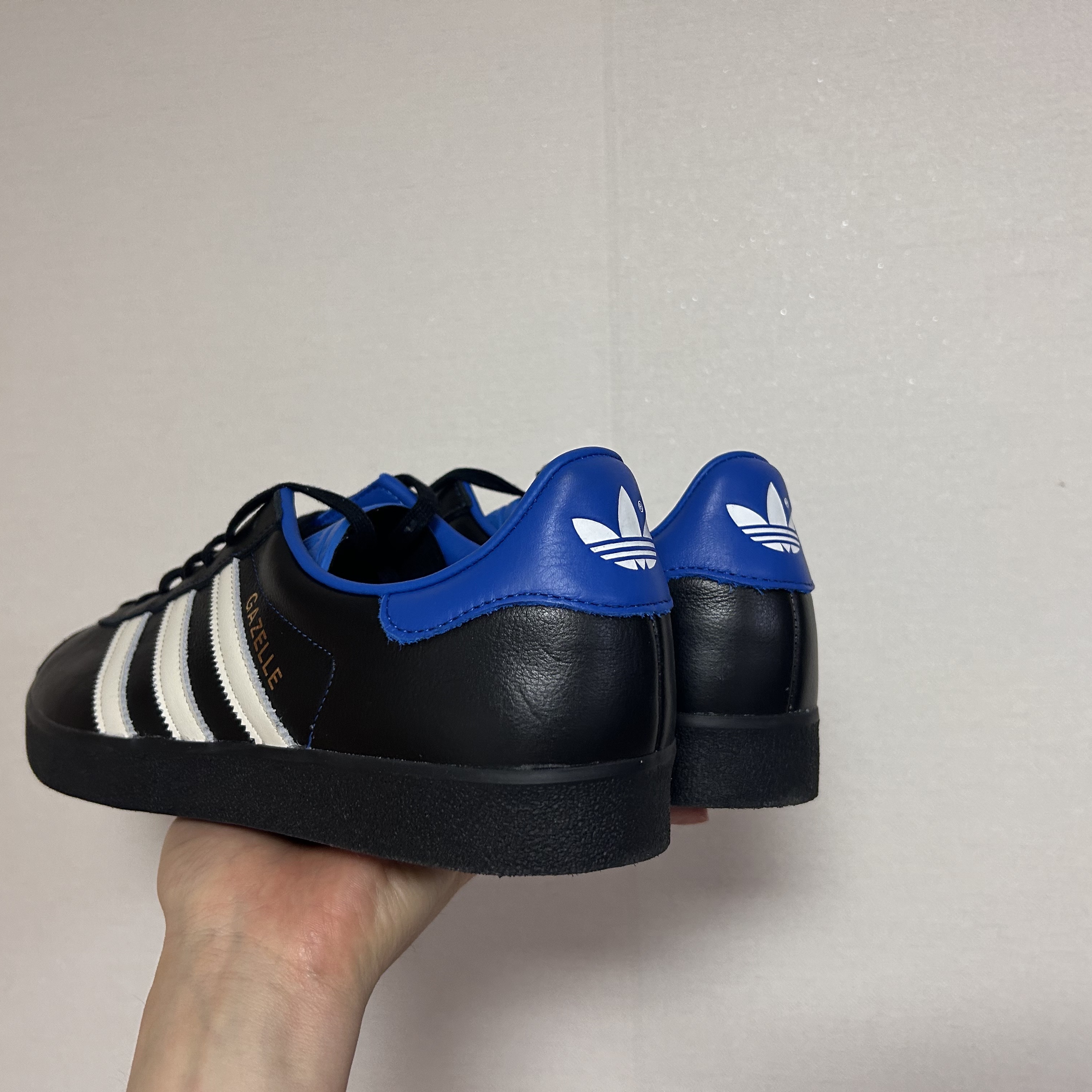 Adidas x Atmos Gazelle 85 Core Black Blue Bird 착용 스타일 - 3