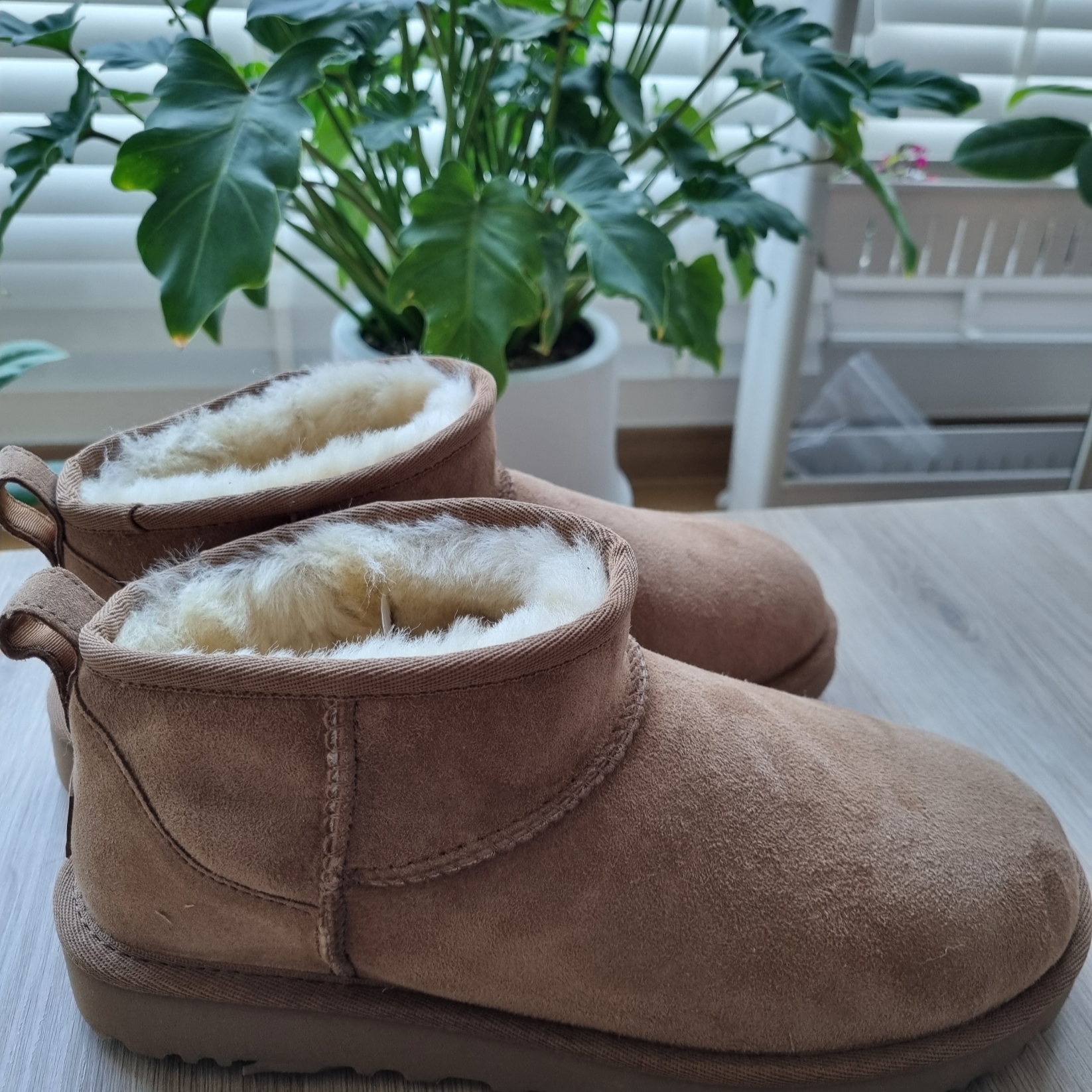 (W) UGG Classic Ultra Mini Boots Chestnut 착용 스타일 - 4
