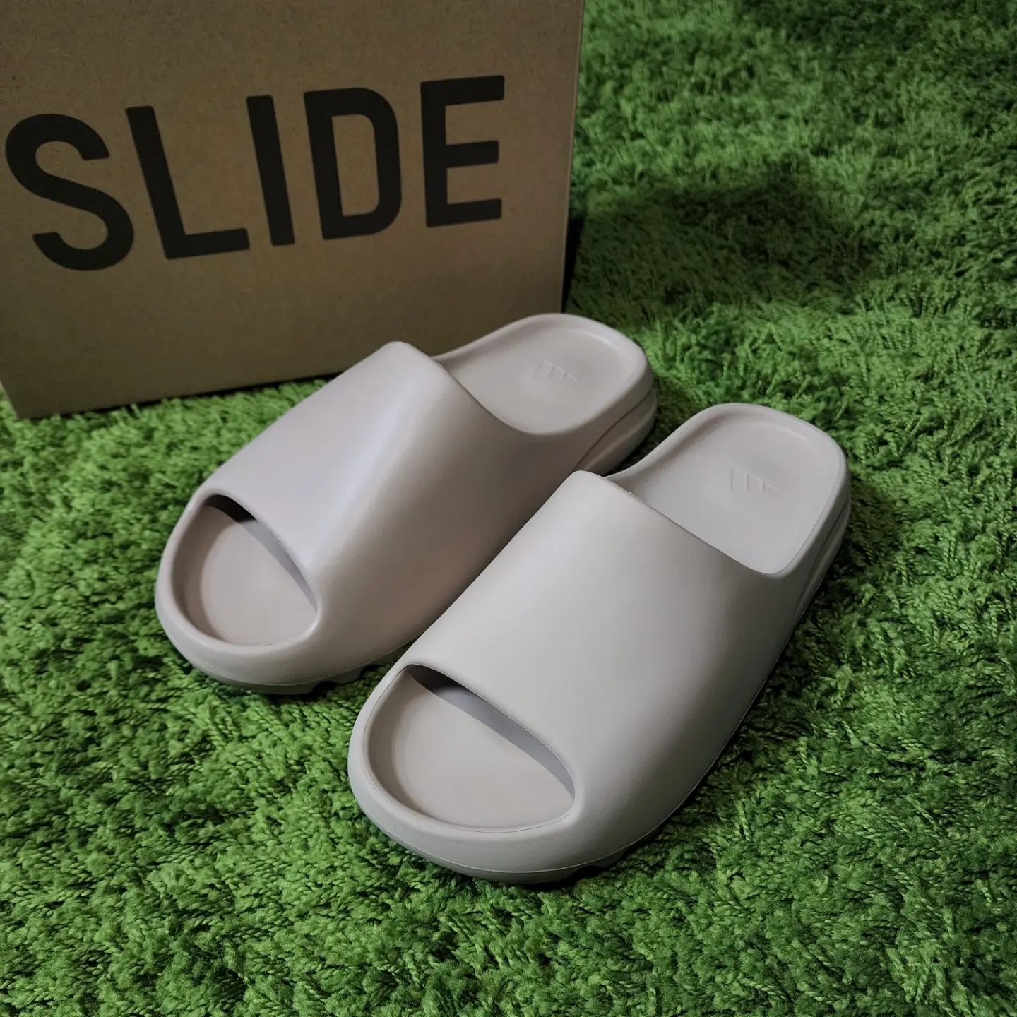 Adidas Yeezy Slide Bone 2022/2023 착용 스타일