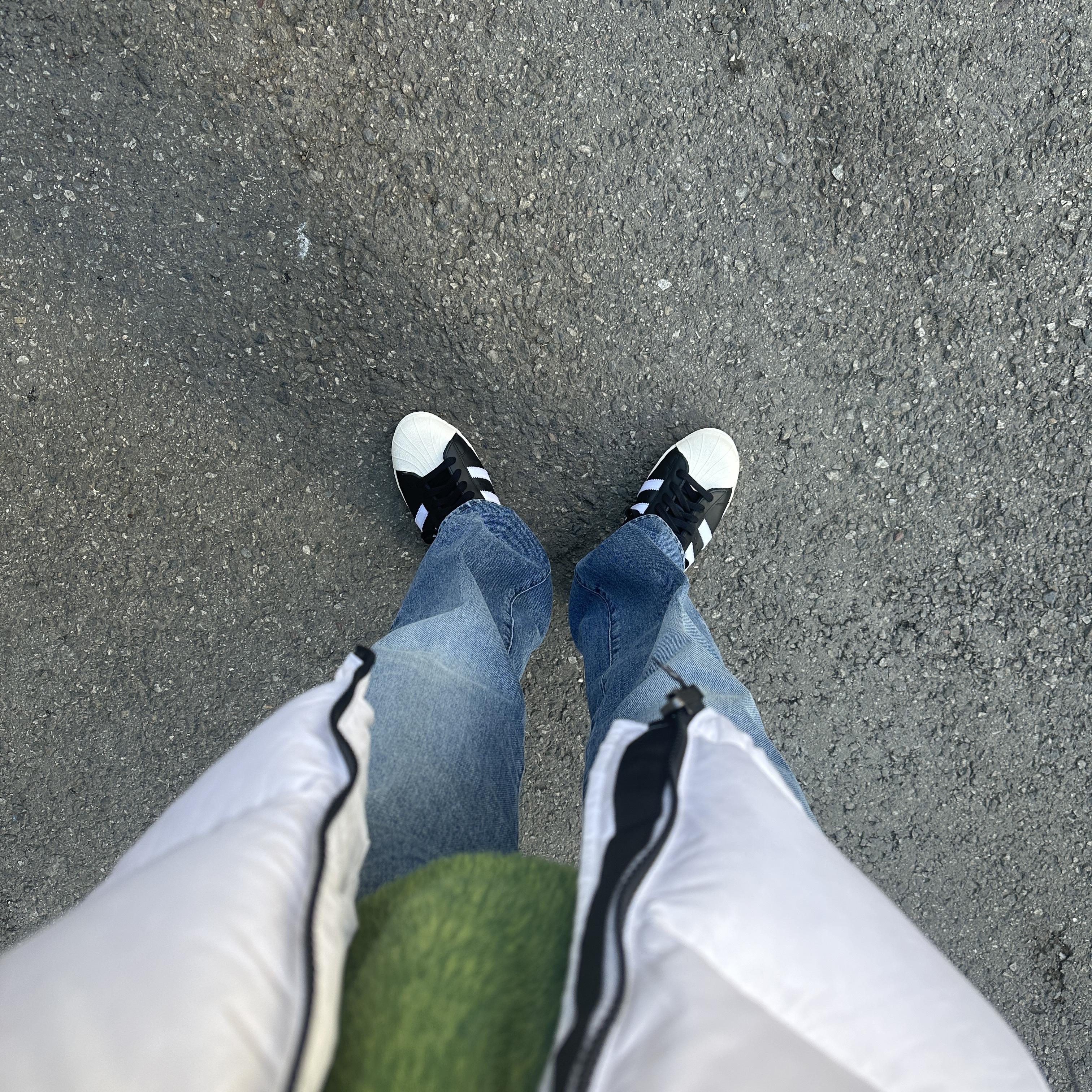 The North Face 1996 Eco Nuptse Jacket White, Adidas Superstar 82 FI Core Black 착용 스타일 - 2