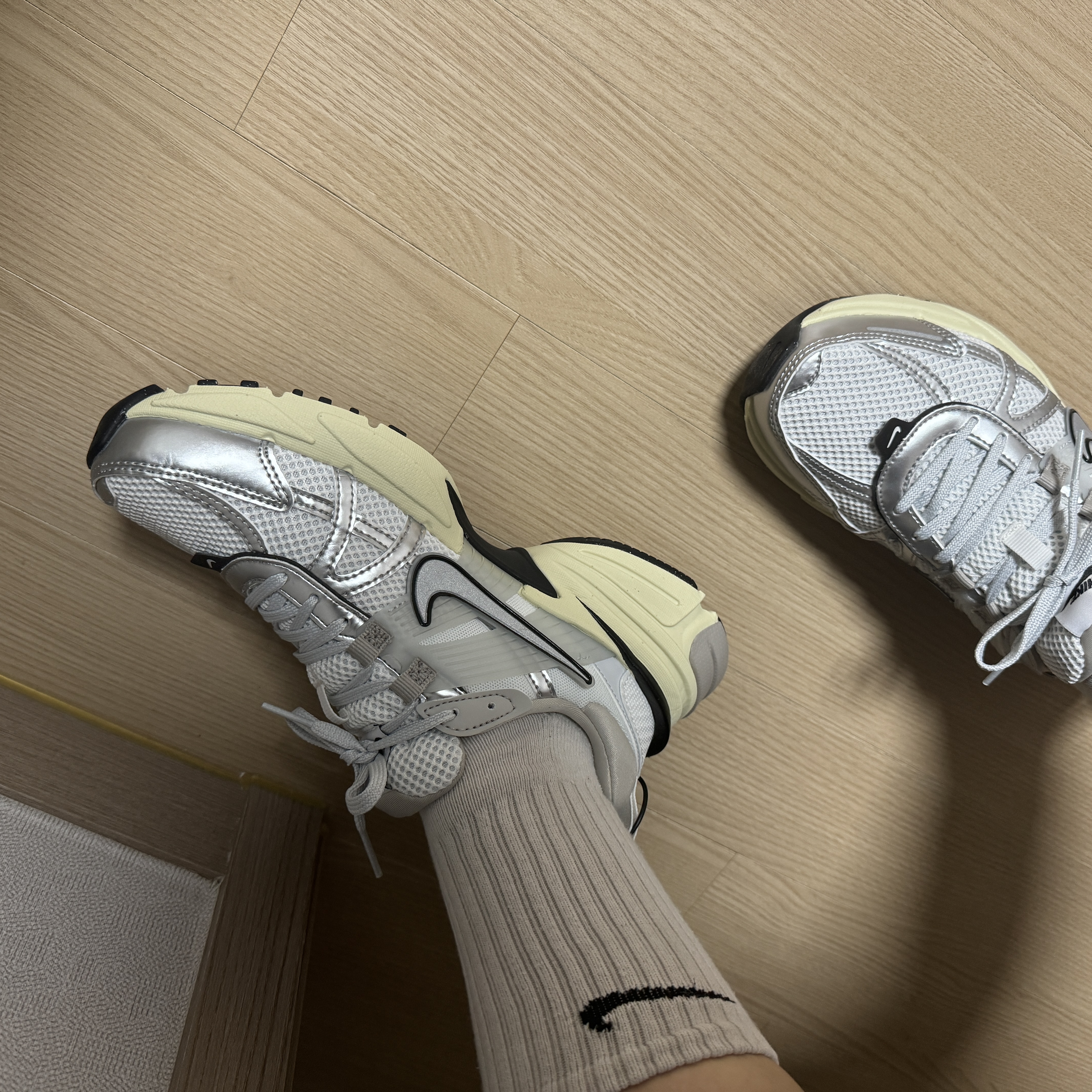 Nike V2K Run Summit White Metallic Silver 착용 스타일 - 2