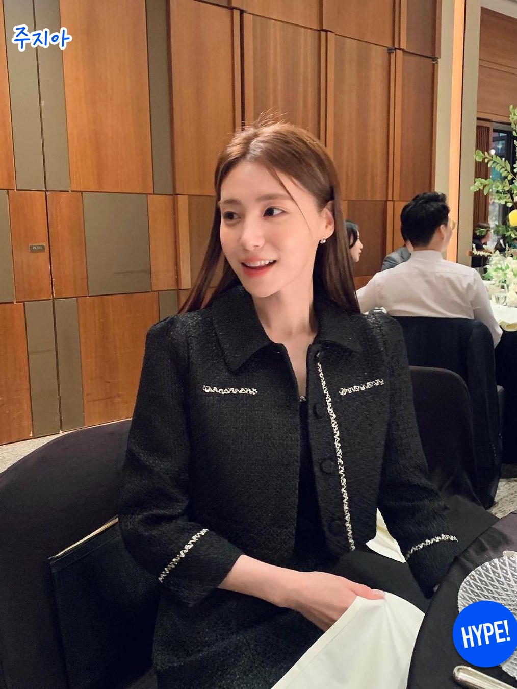 (W) Celine Chasseur Jacket in Artisanal Tweed Ecru Multicolor 착용 스타일 - 8