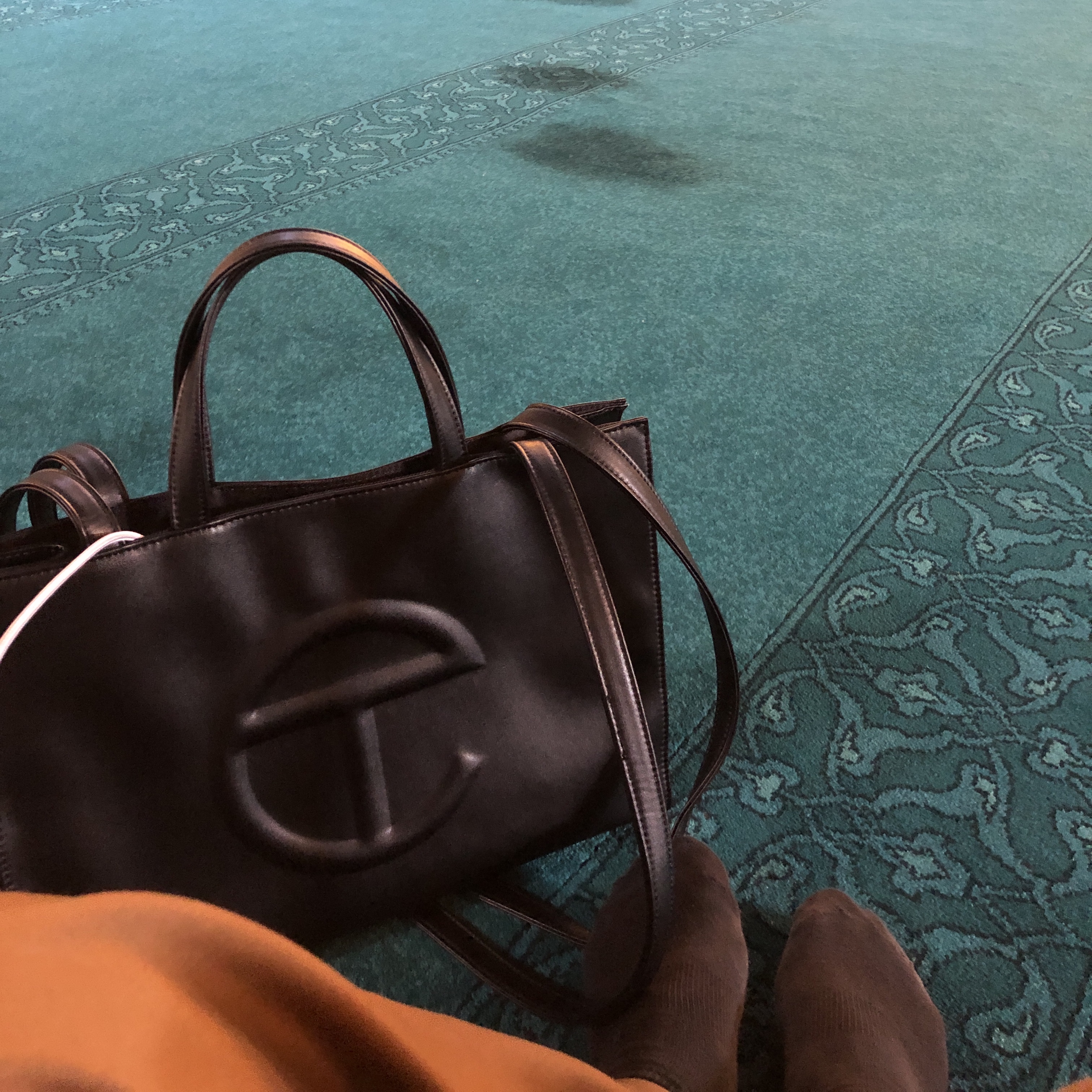 Telfar Medium Shopping Bag Black 착용 스타일