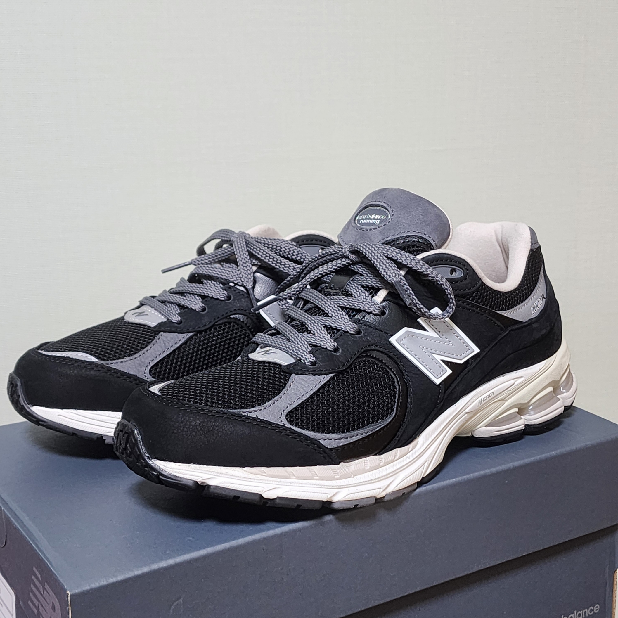 New Balance 2002R Premium Vintage Black 착용 스타일