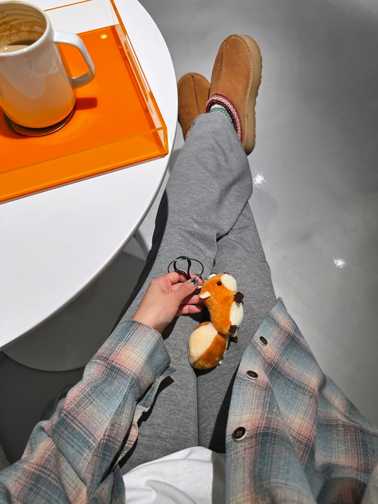 (W) UGG Tazz Slipper Chestnut 착용 스타일 - 3