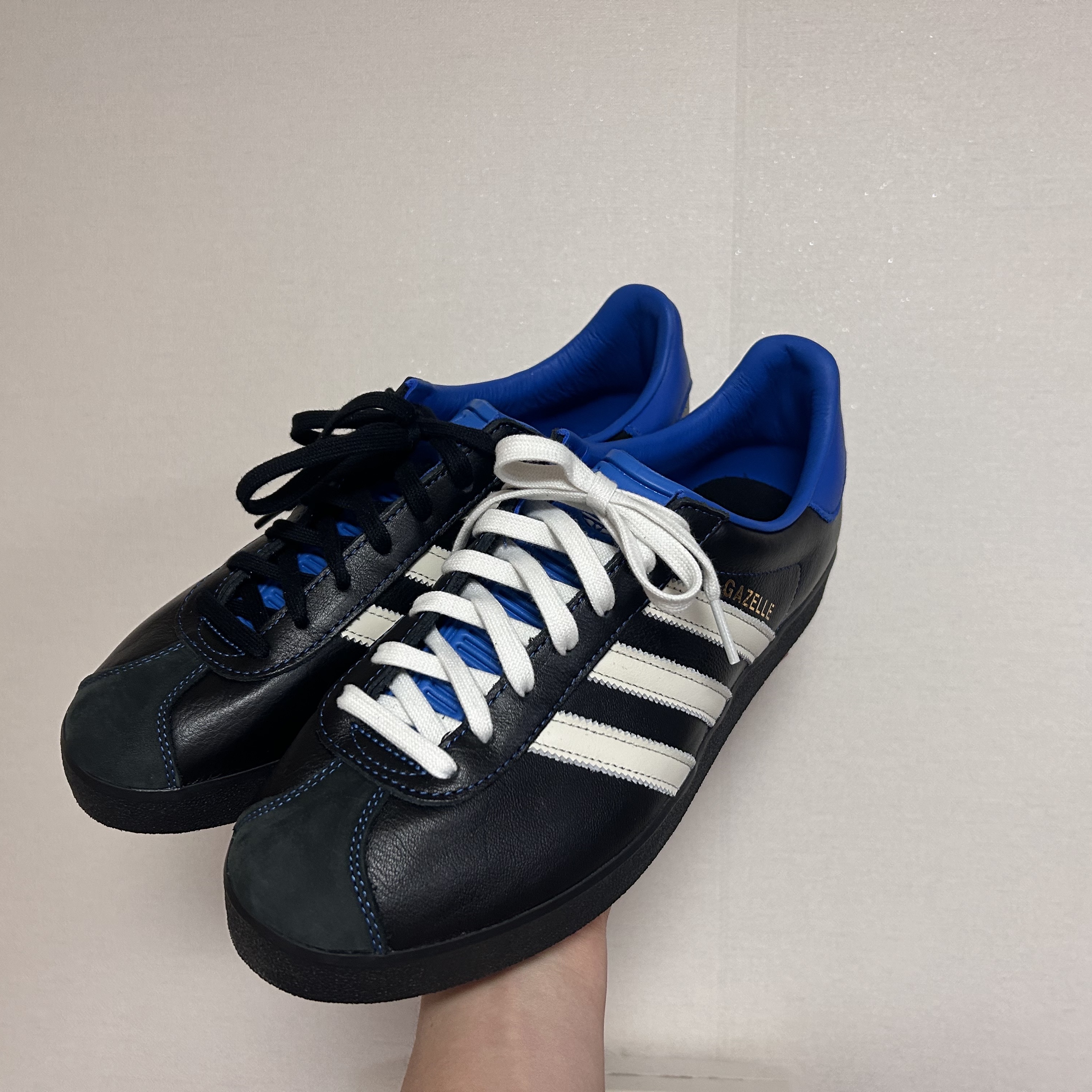 Adidas x Atmos Gazelle 85 Core Black Blue Bird 착용 스타일 - 4
