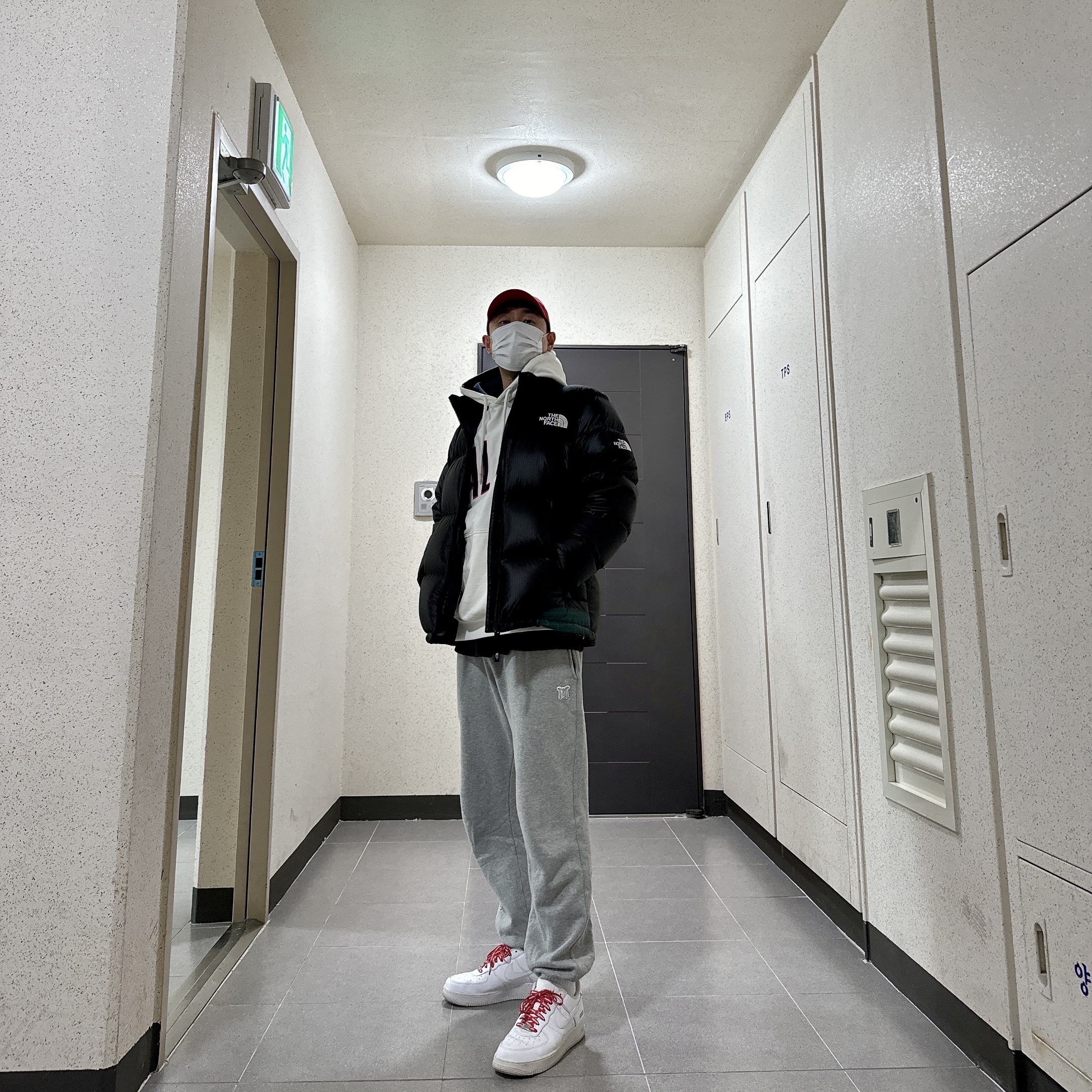 Nike x Supreme Air Force 1 Low White, Nike Heritage 86 Futura Washed Cap University Red 착용 스타일