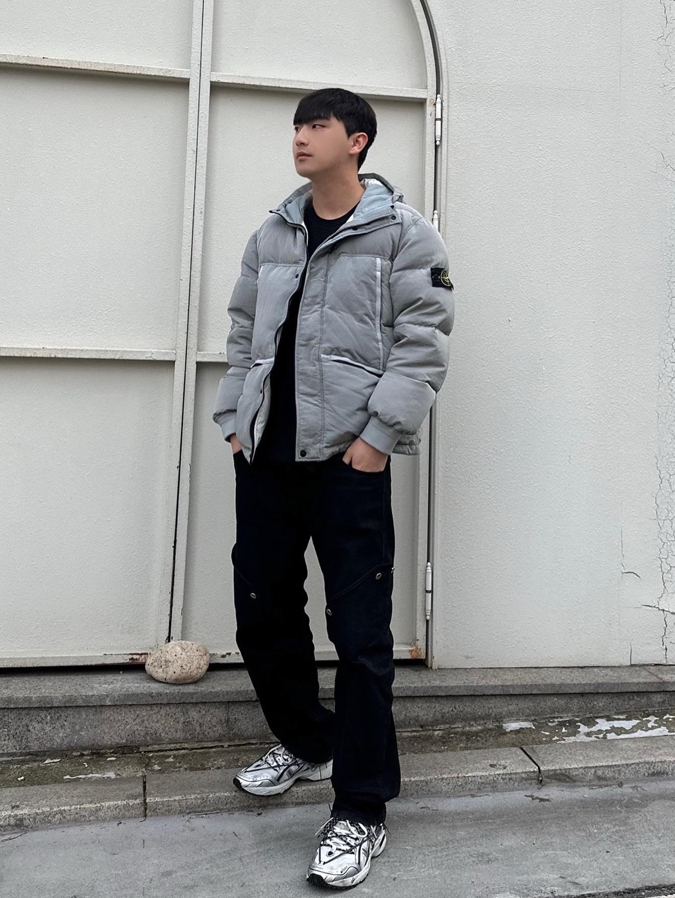 스톤 아일랜드 44508 나일론 메탈 다운-TC 자켓 라이트 그레이 - 21FW, 아식스 x 앤더슨벨 젤 1090 글레이셔 그레이 실버 착용 스타일