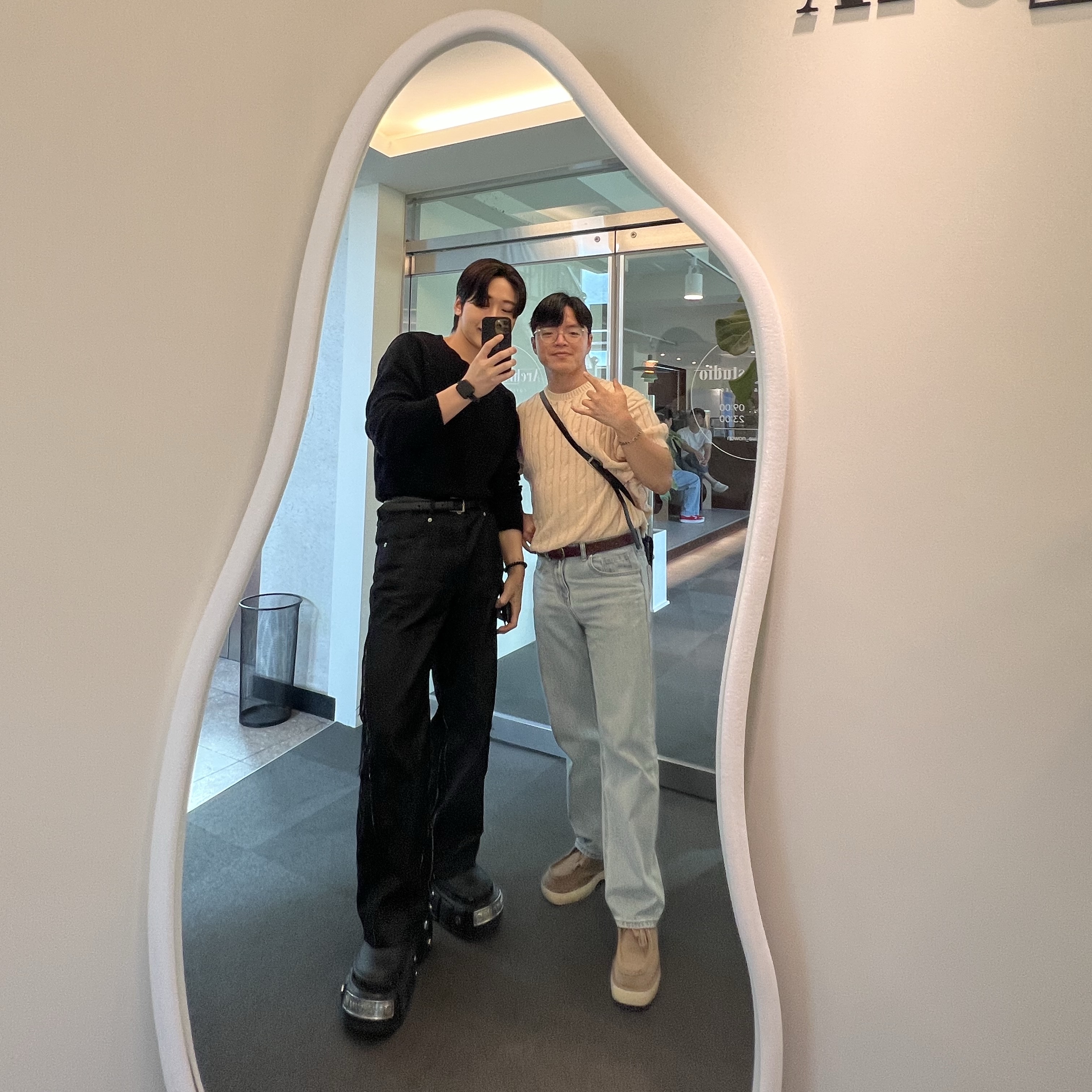 Balenciaga x Crocs Hardcrocs Slide Black 착용 스타일