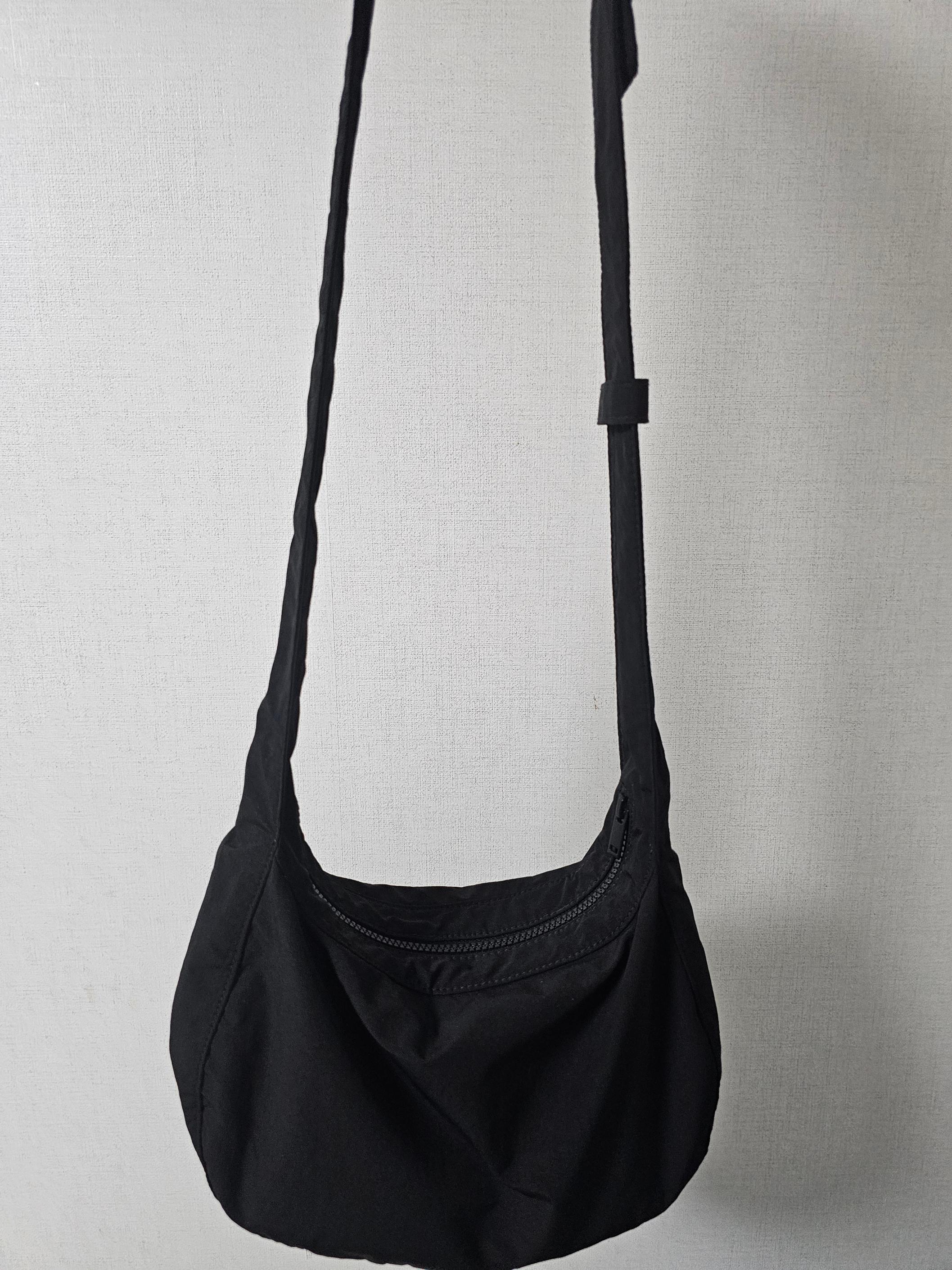 COS Nylon Crossbody Saddle Bag Black 착용 스타일
