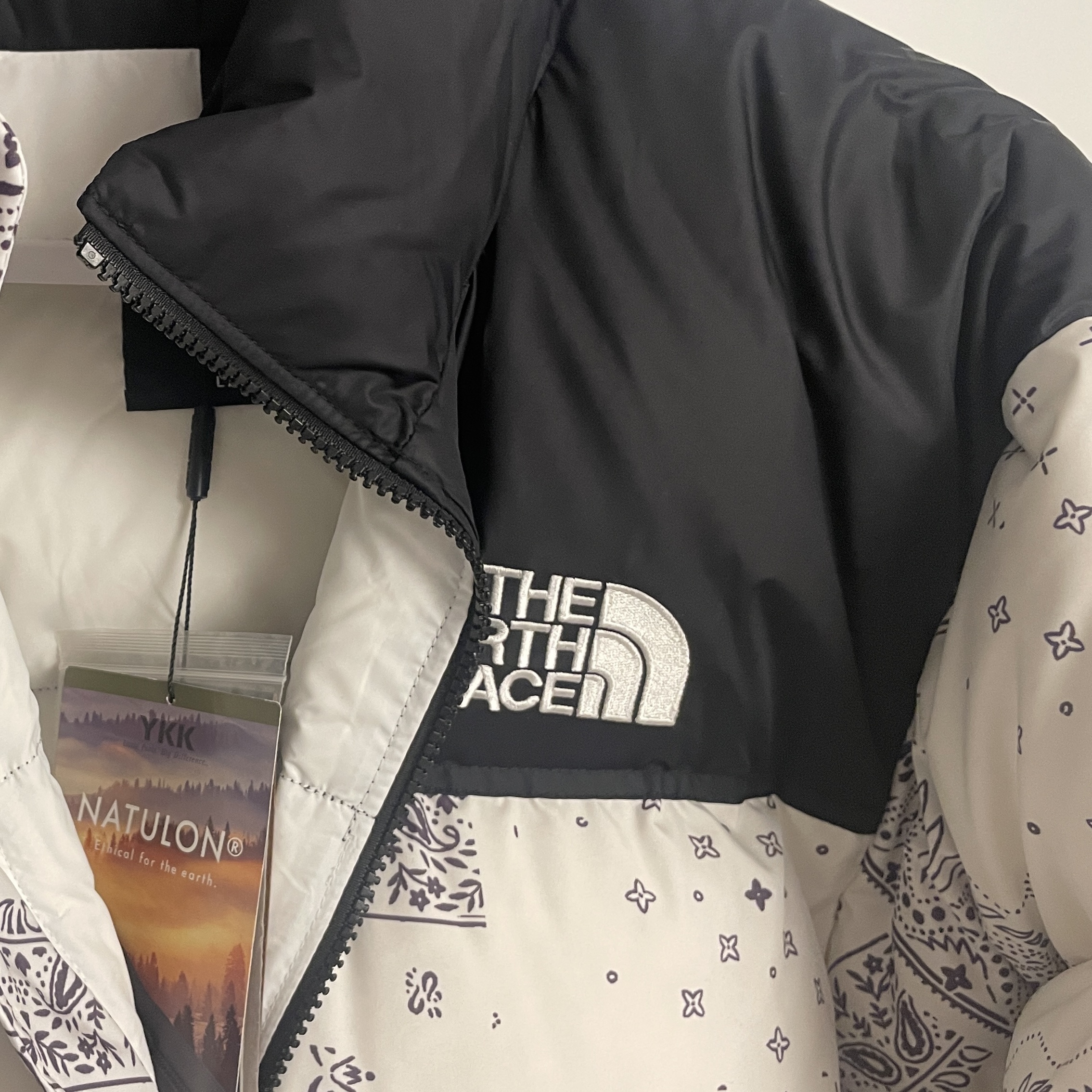 The North Face 1996 Novelty Nuptse Jacket Off White 착용 스타일 - 3