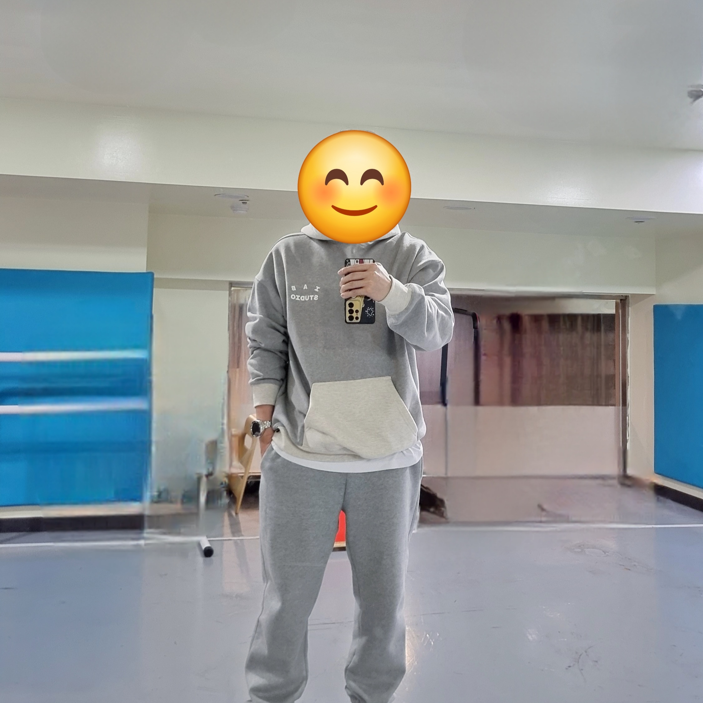 IAB Studio Hoodie Dual Gray 착용 스타일