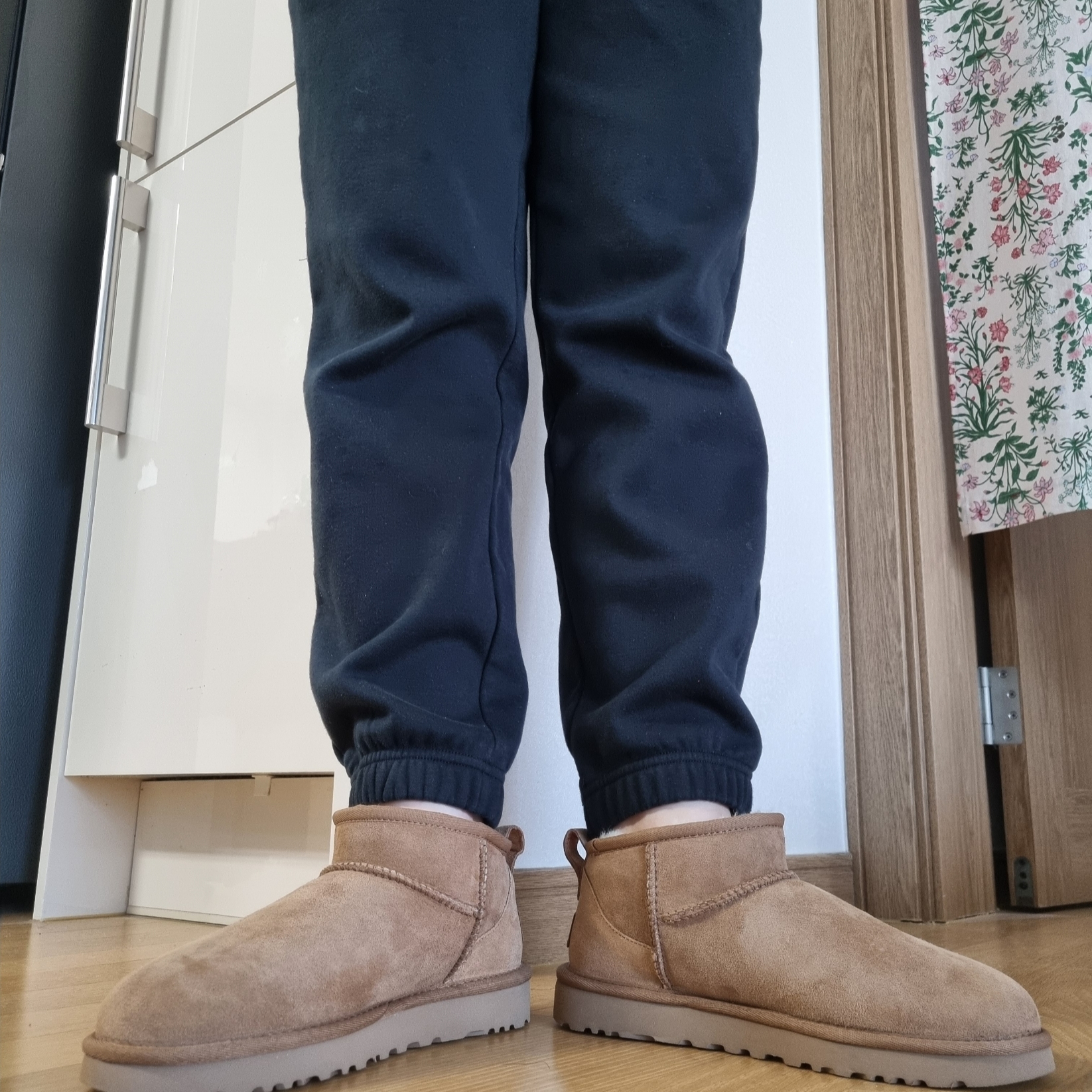 (W) UGG Classic Ultra Mini Boots Chestnut 착용 스타일 - 2