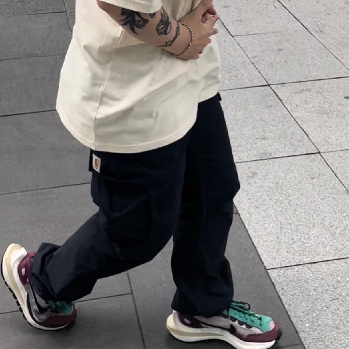 IAB Studio Black Glow T-Shirt, Nike x Sacai VaporWaffle String & Black Villain Red 착용 스타일 - 2