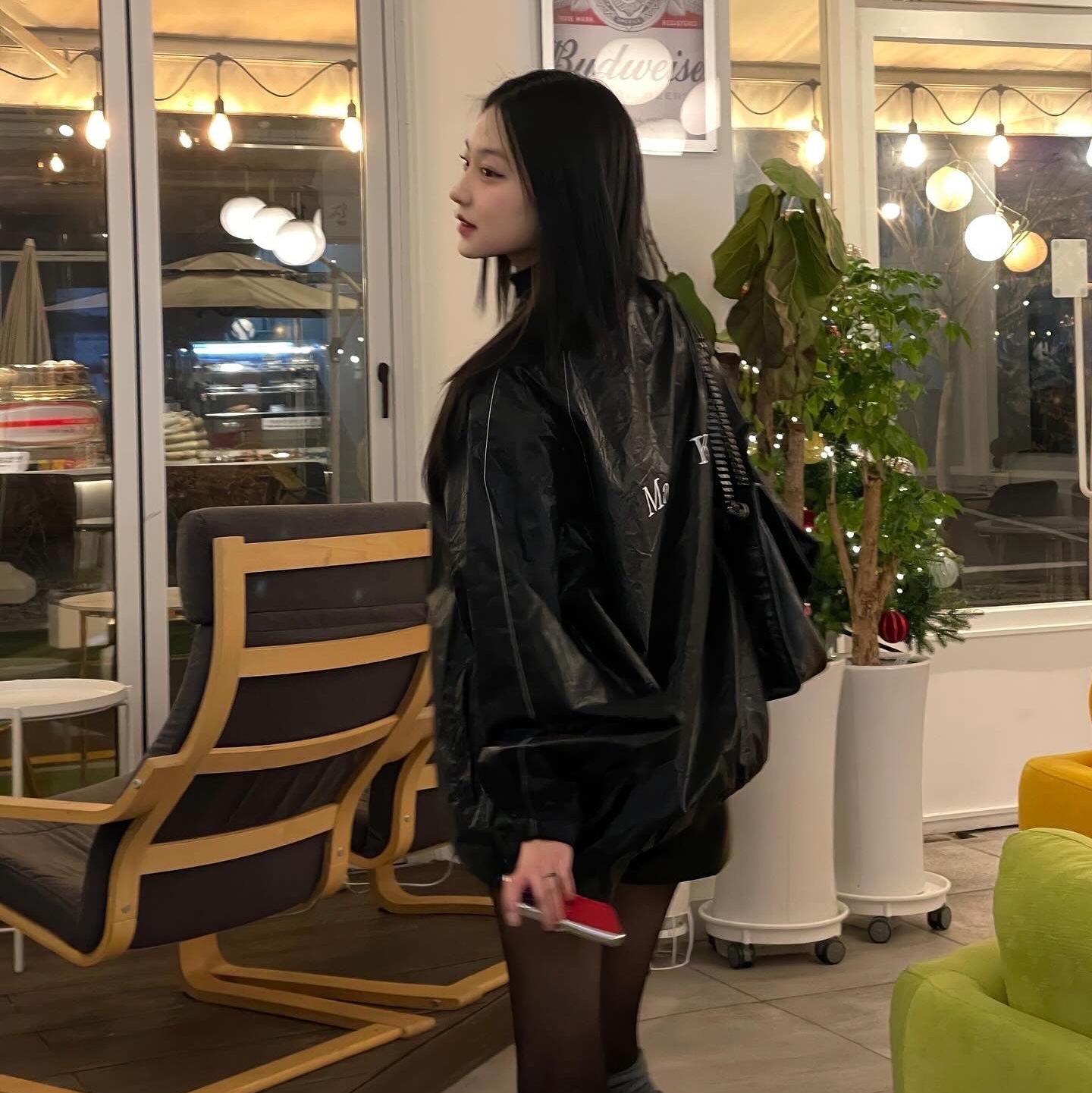 (W) 마뗑킴 로고 코팅 점퍼 블랙 착용 스타일