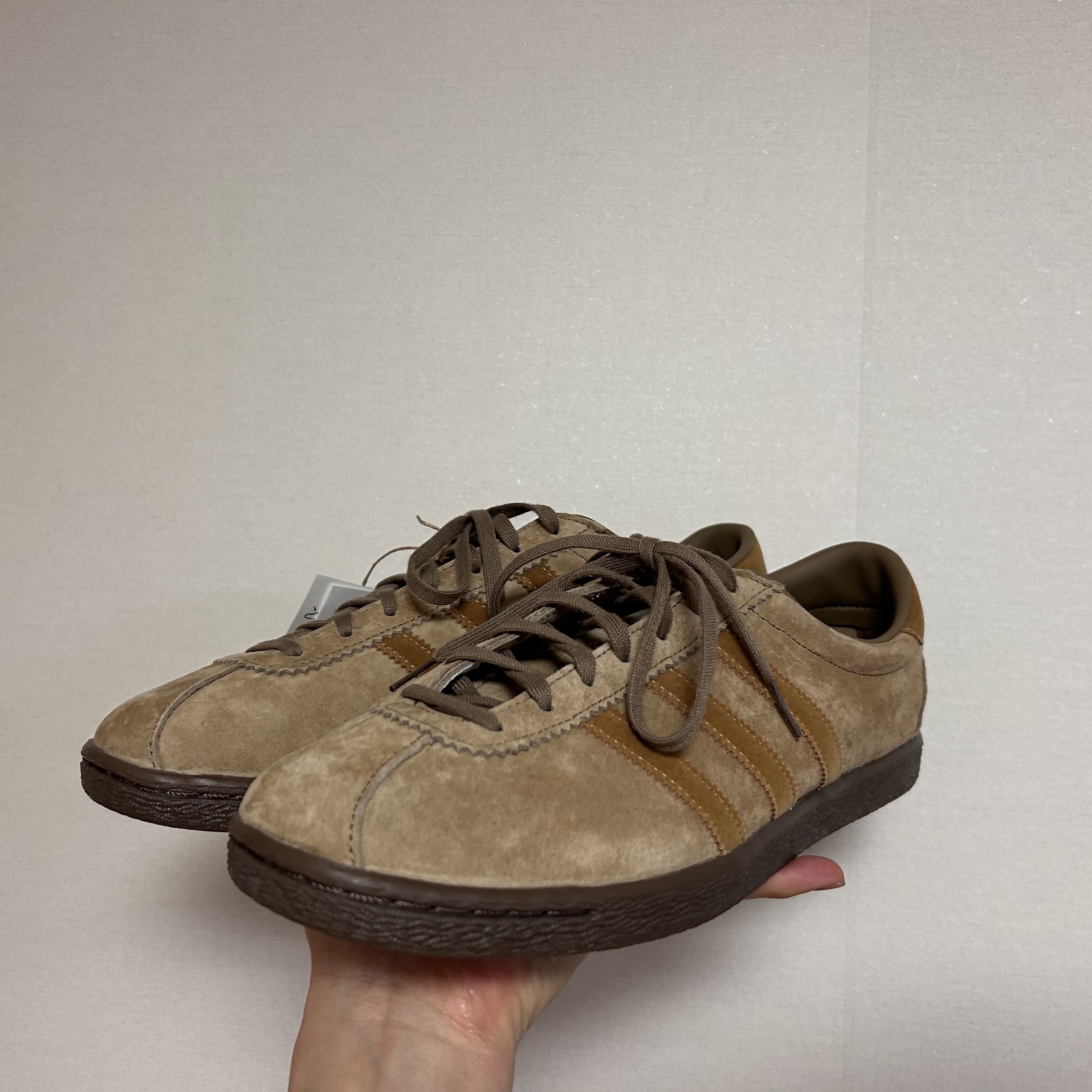 Adidas Tobacco Pantone Mesa 착용 스타일 - 3