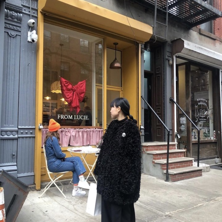 Yunse Women Eco Fur Coat Black 착용 스타일 - 3