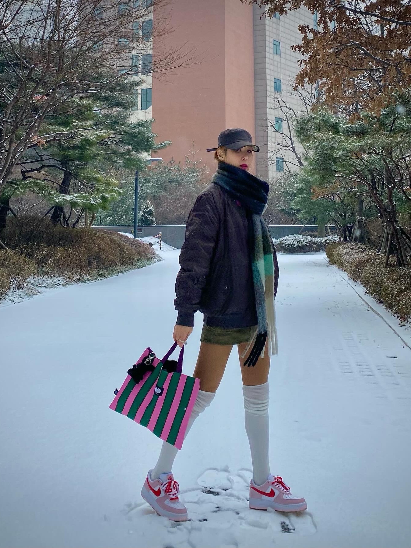 Nike Air Force 1 '07 QS Valentine's Day, Acne Studios Mohair Check Muffler Grey Green Black 착용 스타일 - 1