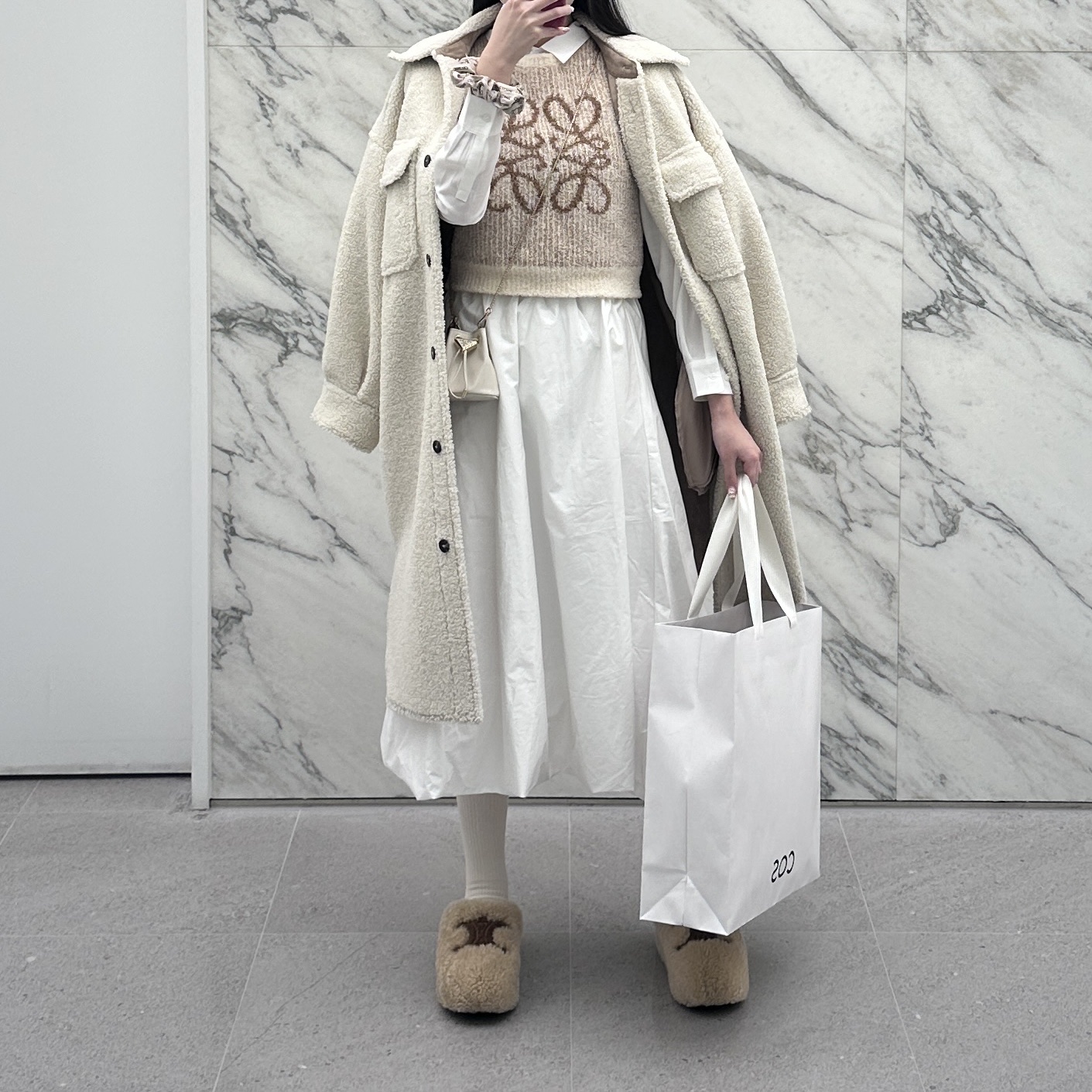 (W) Celine Fur Mule in Shearling Cream, (W) Celine Scrunchy Rayure Bracelet in Brass with Gold Finish and White Slik Gold White 착용 스타일 - 1