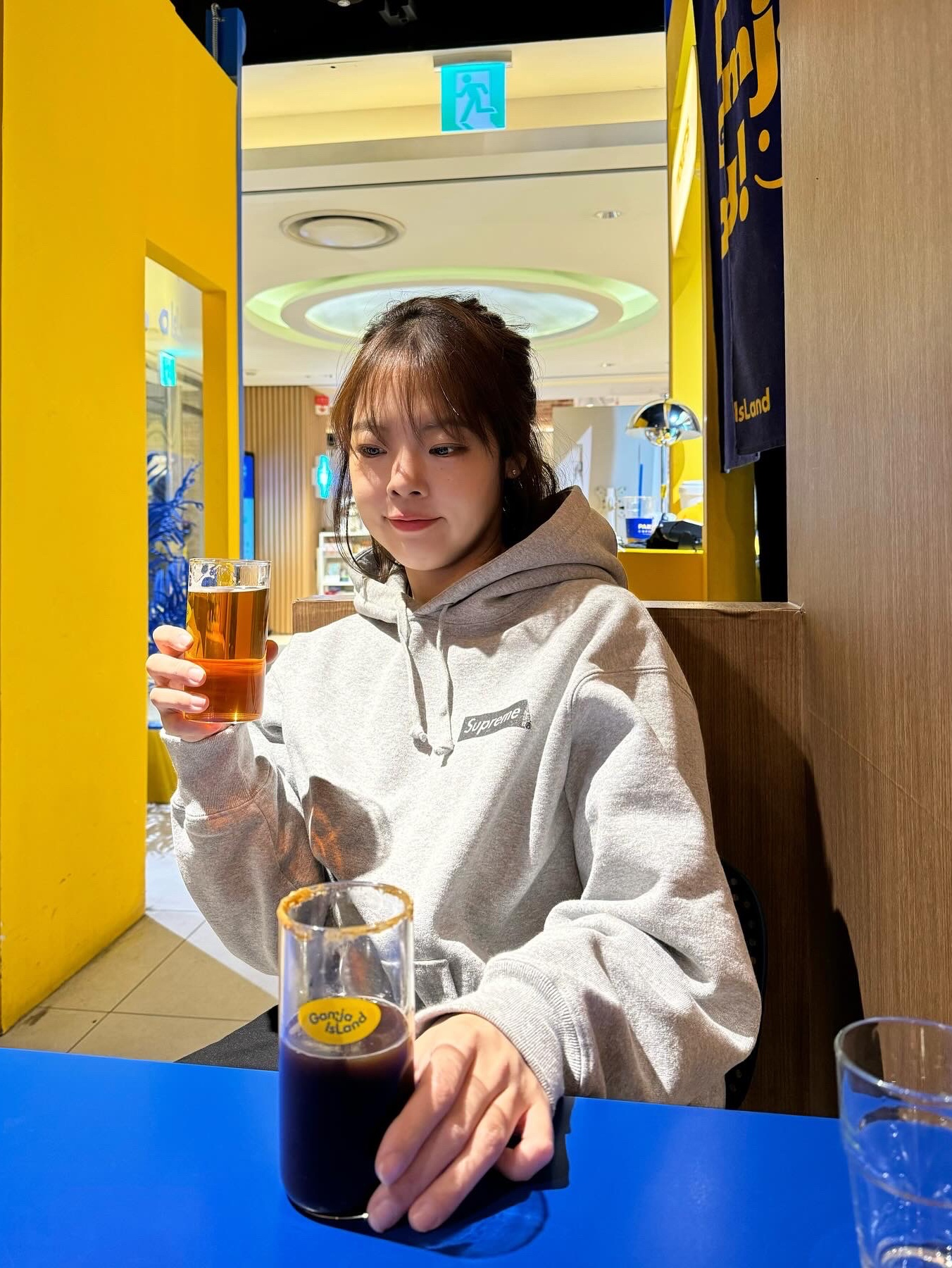 Supreme Catwoman Hooded Sweatshirt Heather Grey - 23FW, Adidas Samba OG Cloud White 착용 스타일 - 4